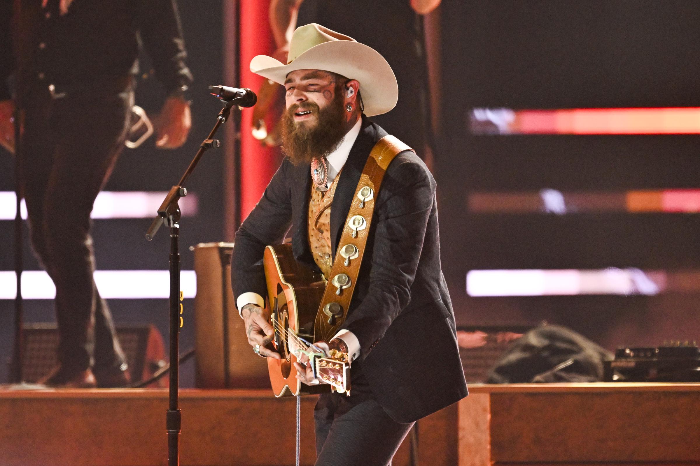 Post Malone actúa en el escenario durante los 58º Premios Anuales de la CMA en el Bridgestone Arena el 20 de noviembre de 2024, en Nashville, Tennessee | Fuente: Getty Images