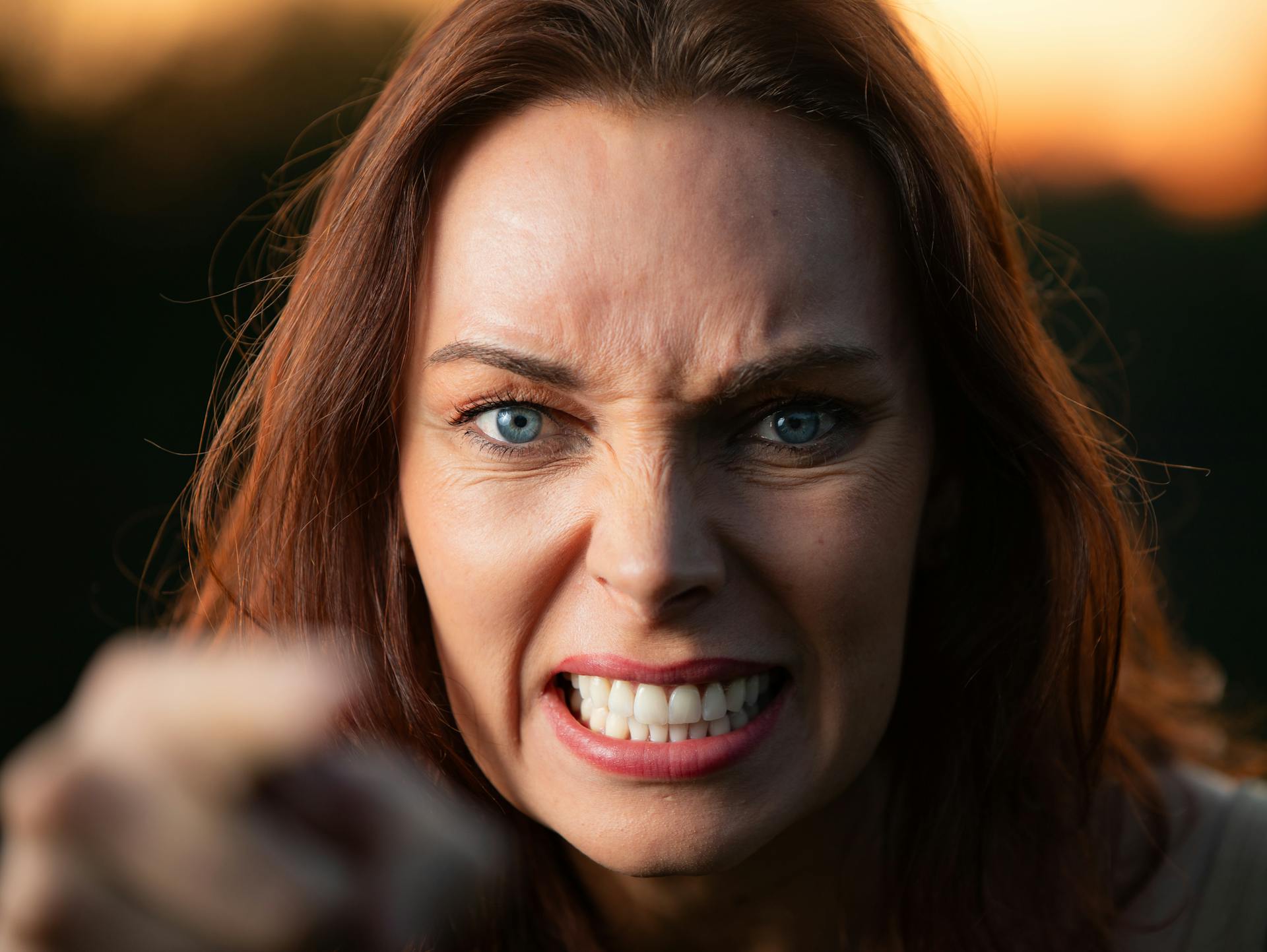 Una mujer hablando enfadada con alguien | Fuente: Pexels