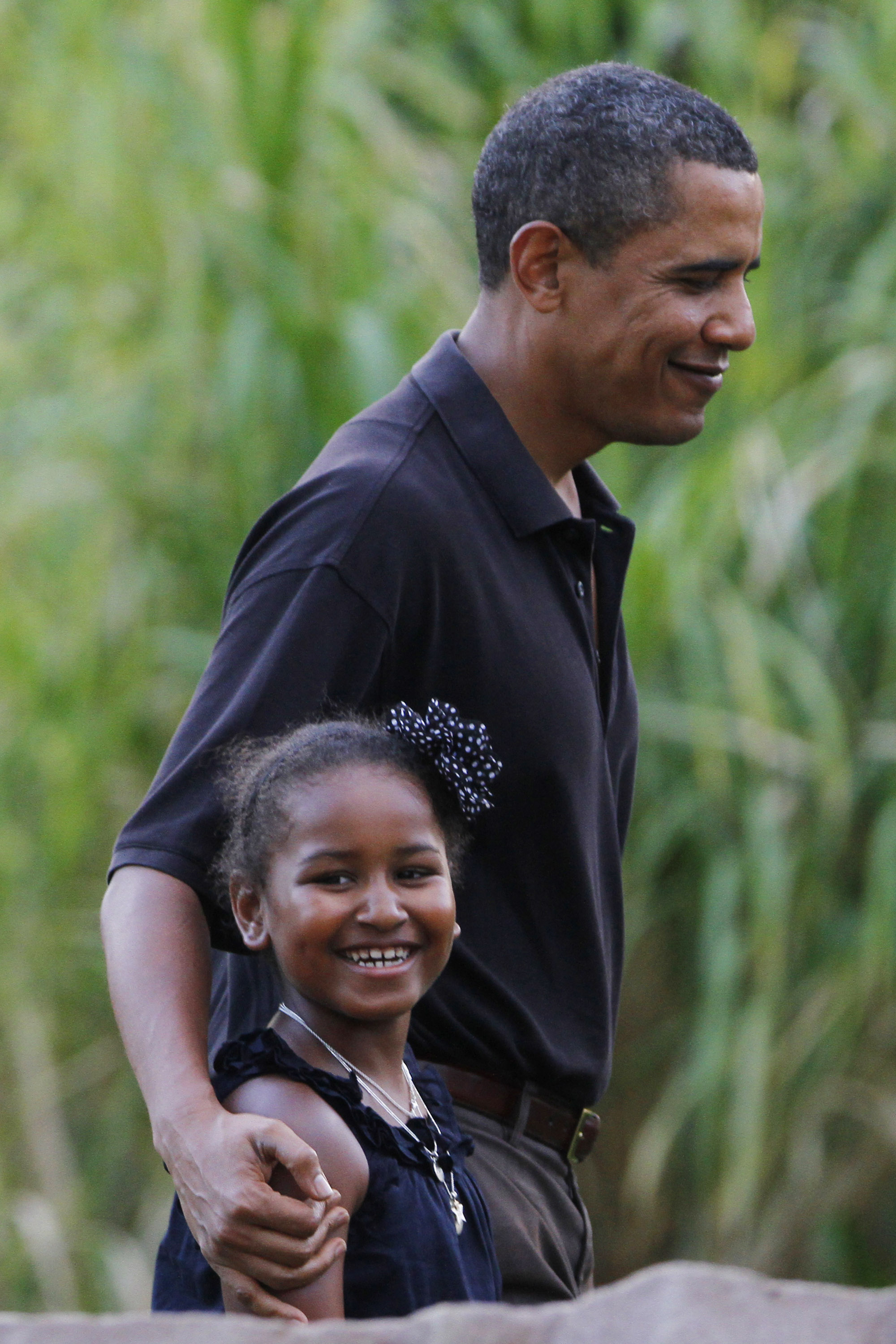 Barack y Sasha Obama pasean por un zoo en Honolulu, Hawai, el 3 de enero de 2009 | Fuente: Getty Images