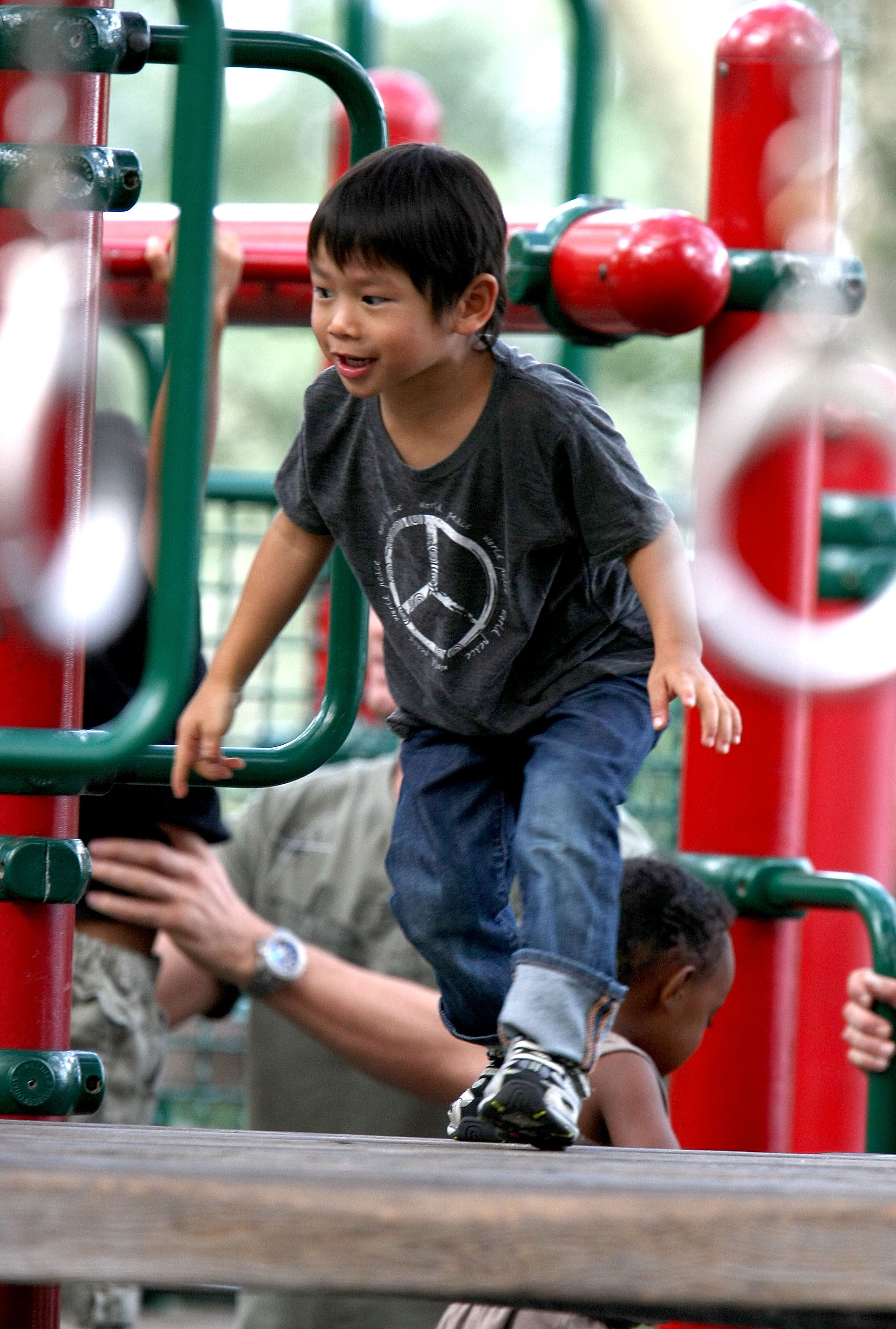 Brad Pitt visita el parque infantil con sus hijos Zahara Jolie-Pitt, Pax Jolie-Pitt y Maddox Jolie-Pitt en Nueva York el 26 de agosto de 2007 | Fuente: Getty Images