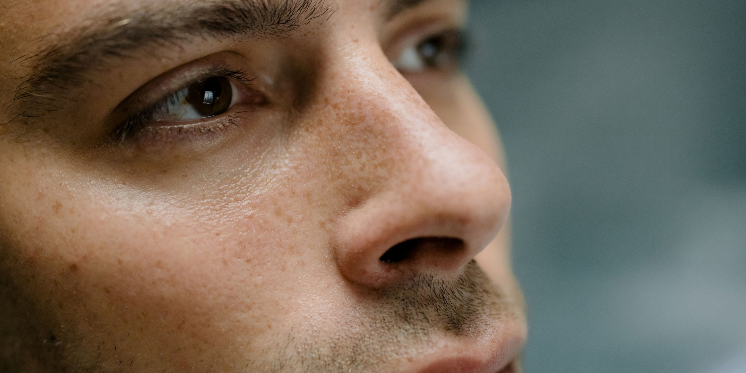 La nariz de un hombre vista de cerca | Fuente: Pexels