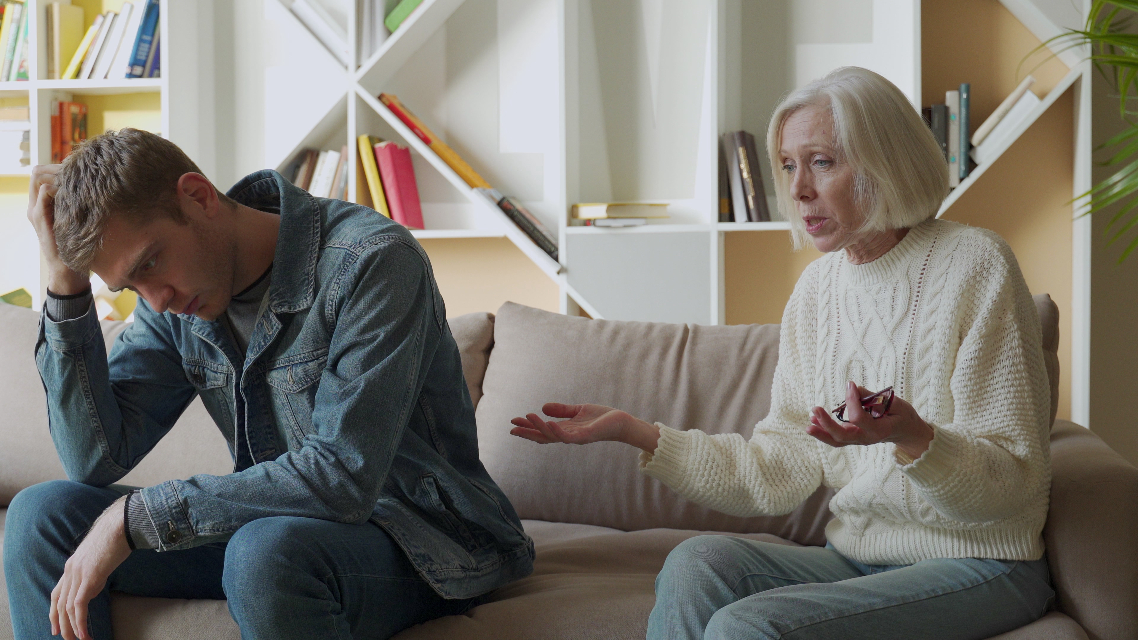 Un hombre cansado escuchando a su lívida madre | Foto: Shutterstock