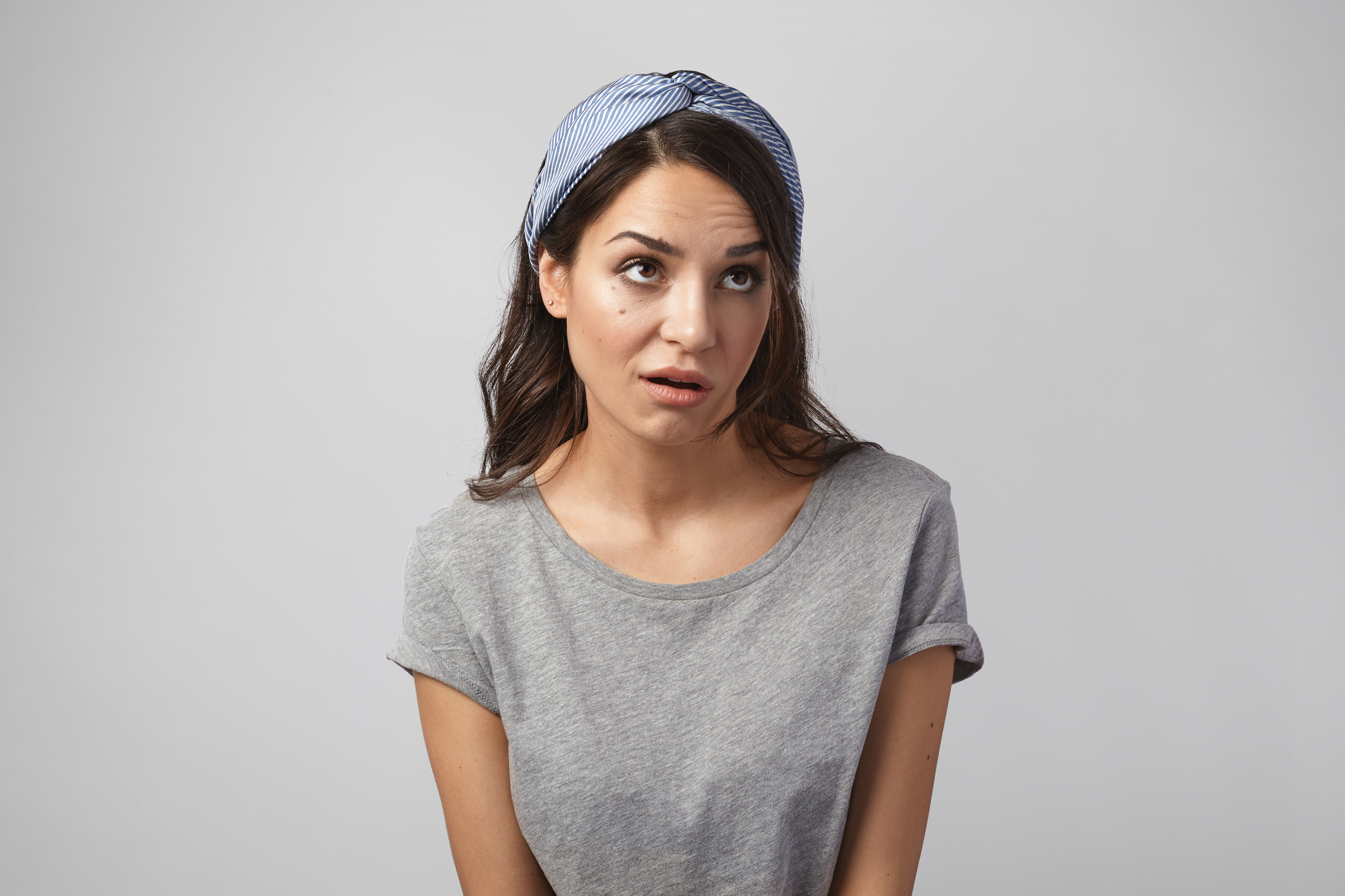 Una mujer poniendo los ojos en blanco | Fuente: Getty Images