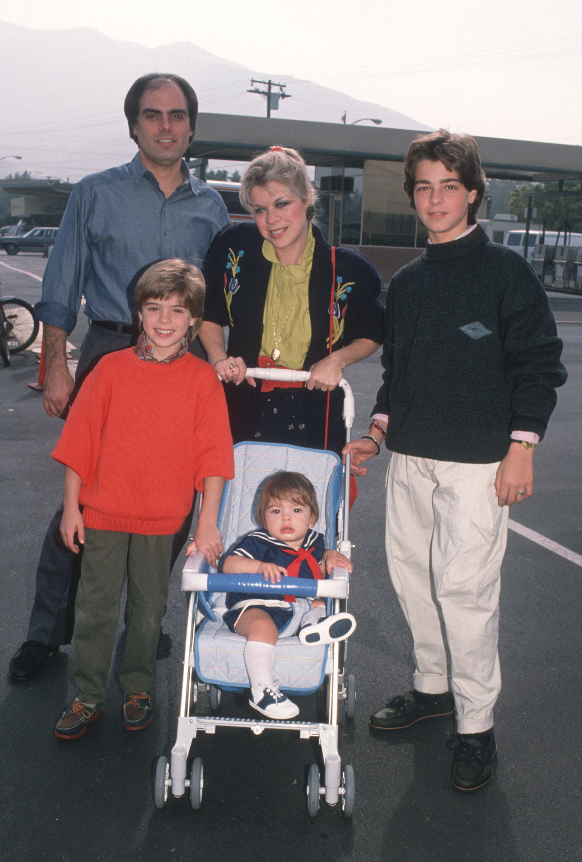 Los hermanos con sus padres en el estreno de "Oliver & Company" en Los Ángeles, 1988 | Fuente: Getty Images