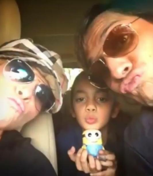 Camila y sus padres. | Foto: Instagram.com/oficialyuri