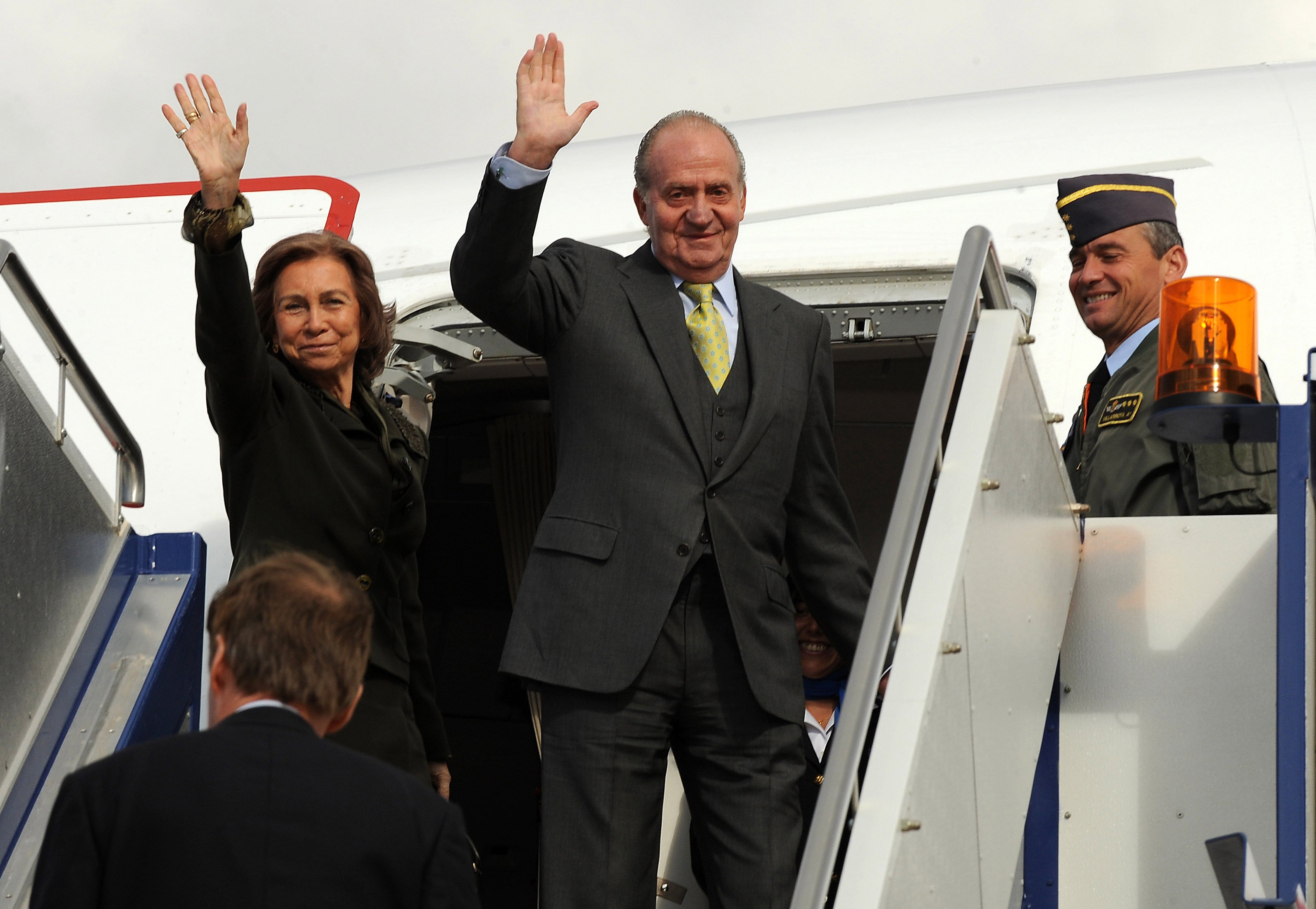 Reina Sofía y Rey Juan Carlos saludan al abordar Airbus A310 en Canberra, Australia en junio de 2009. | Foto: Getty Images
