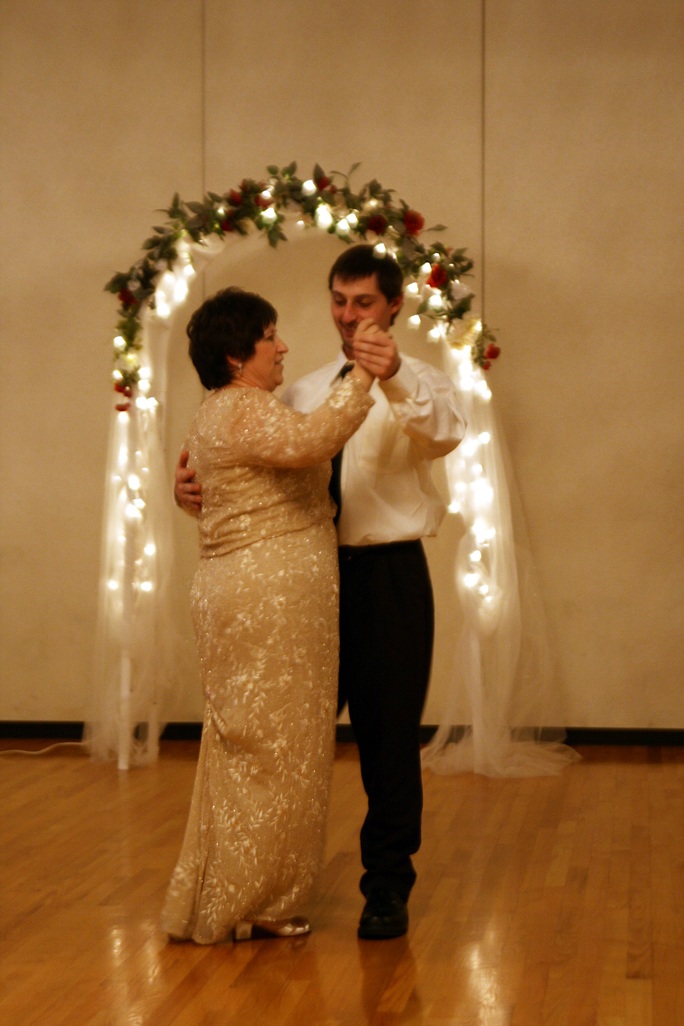Un hijo compartiendo un baile con su madre en su boda | Fuente: Flickr