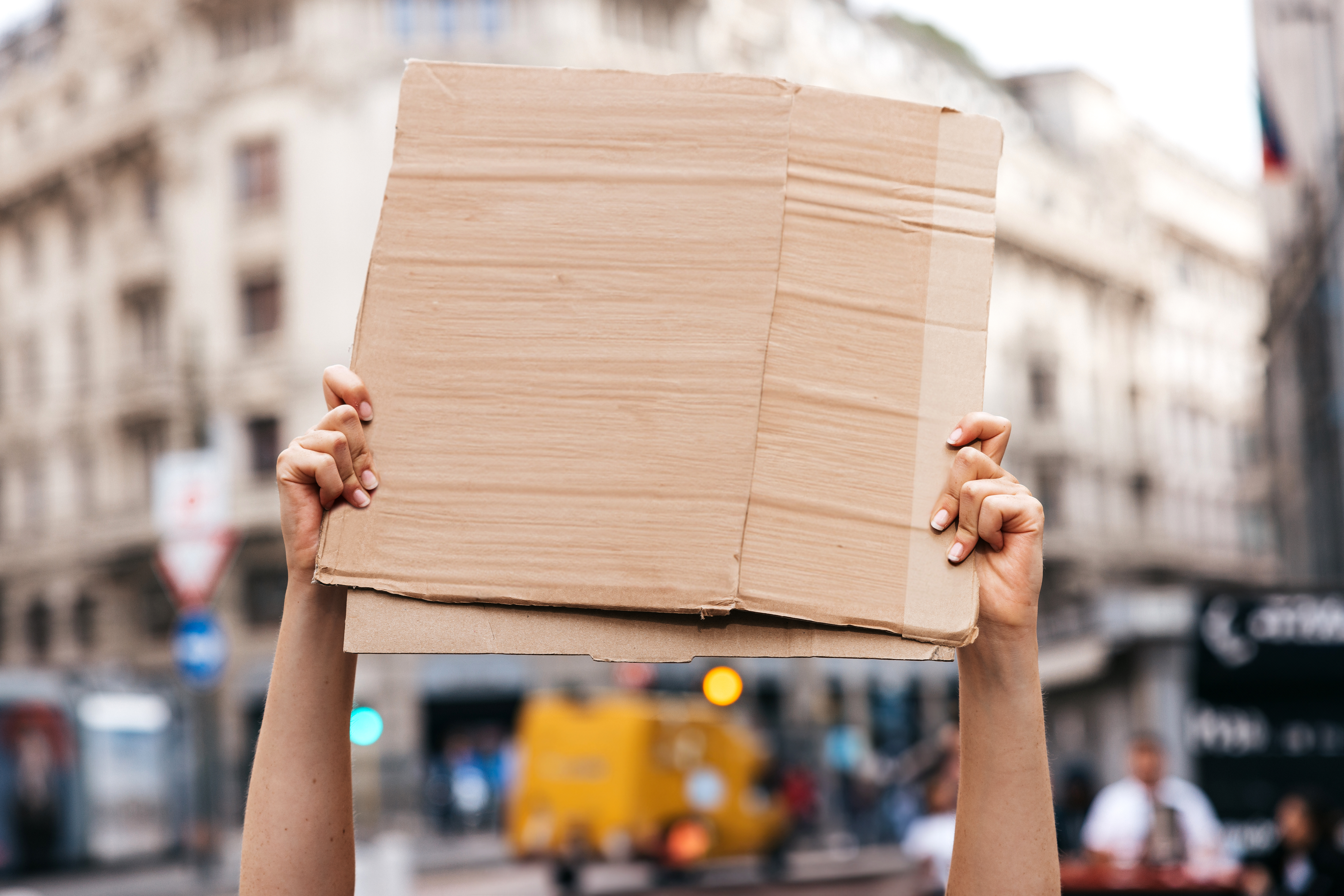Una mujer sostiene un cartel | Fuente: Getty Images
