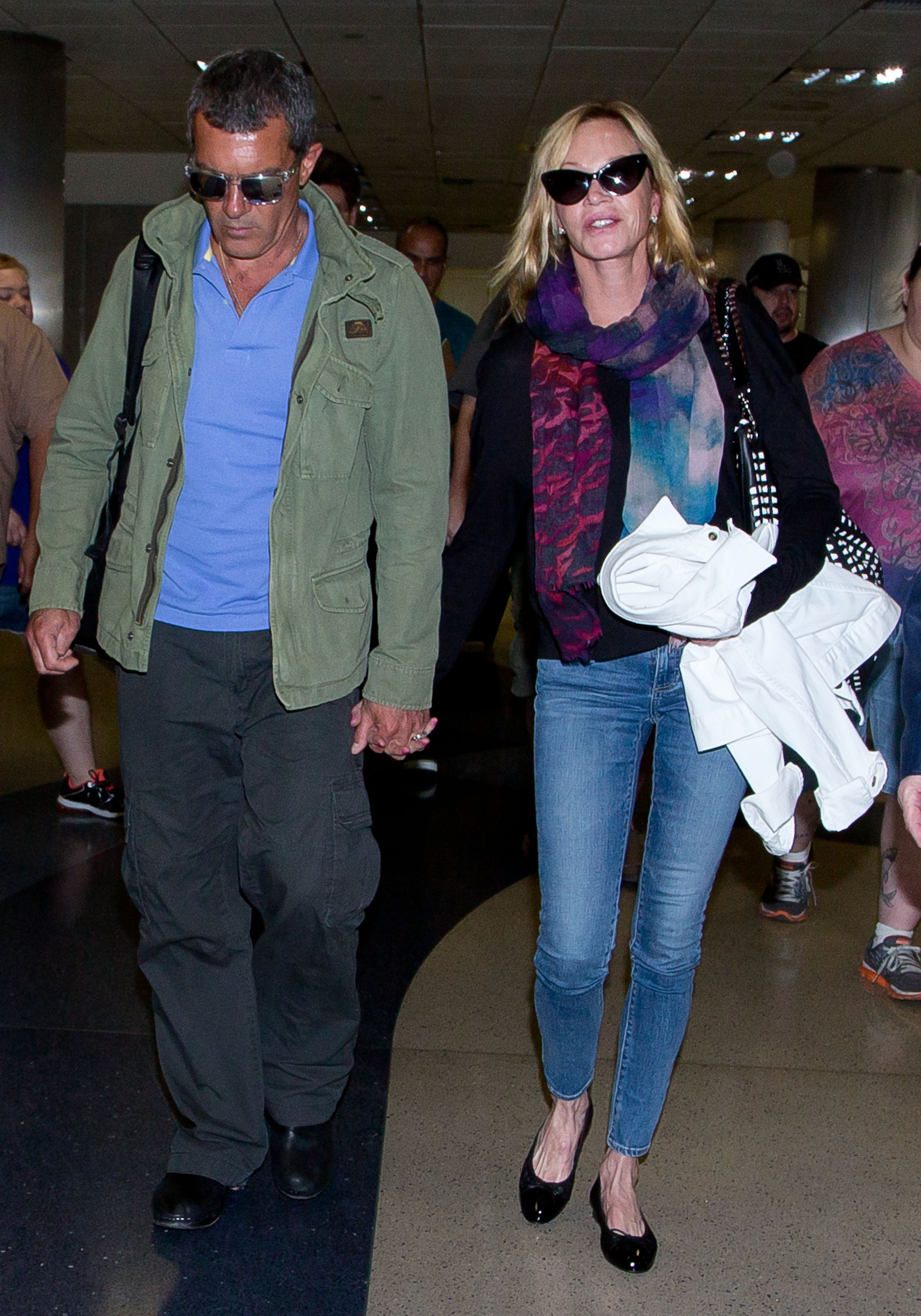 Antonio Banderas y Melanie Griffith vistos en el aeropuerto LAX el 16 de marzo de 2014, en Los Ángeles, California | Fuente: Getty Images