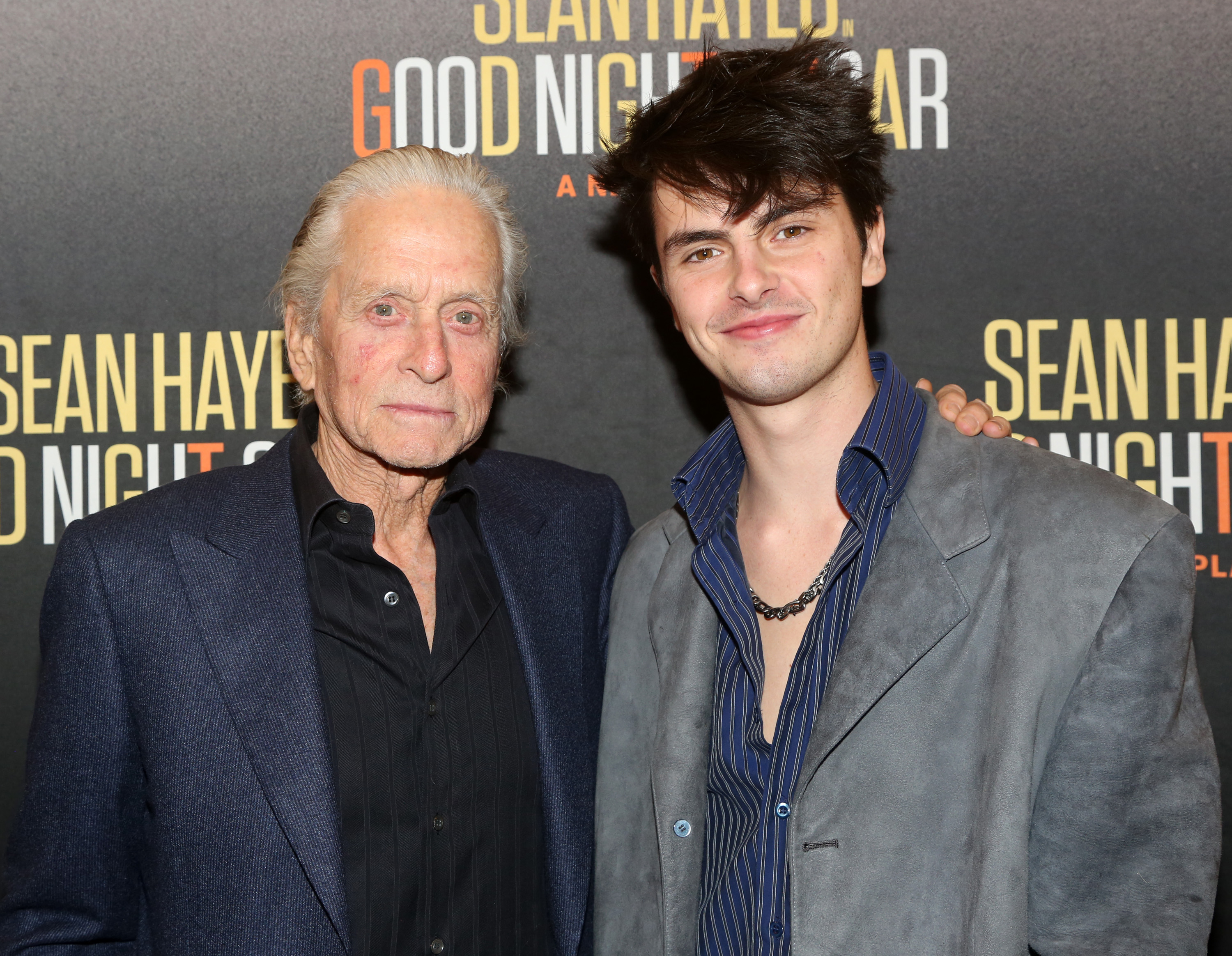 Michael y Dylan Douglas posan en la noche de estreno de la nueva obra "Goodnight, Oscar" en Broadway, en el Belasco Theatre, el 24 de abril de 2023 en la ciudad de Nueva York | Fuente: Getty Images