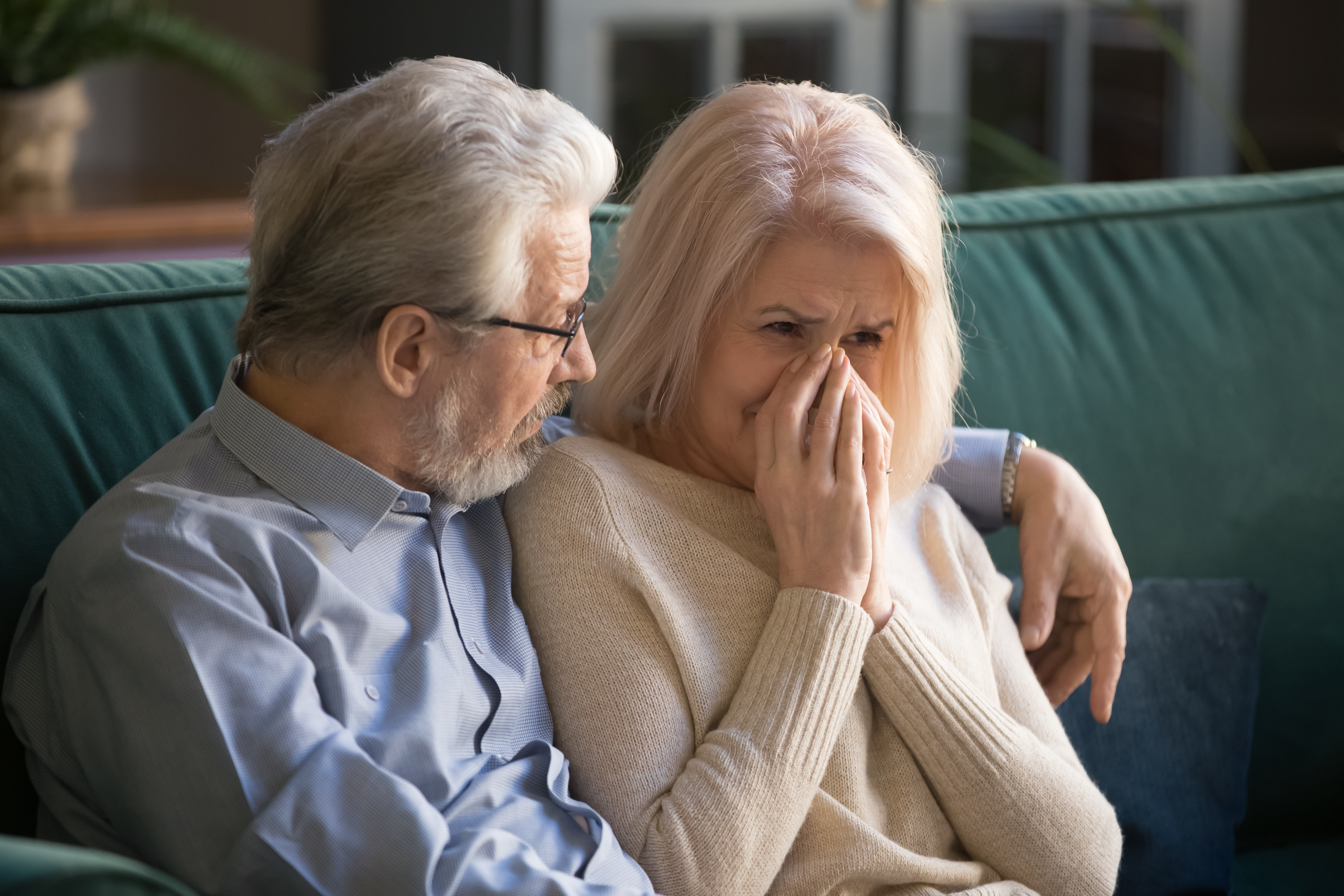 Una mujer llora mientras su marido la consuela | Foto: Shutterstock