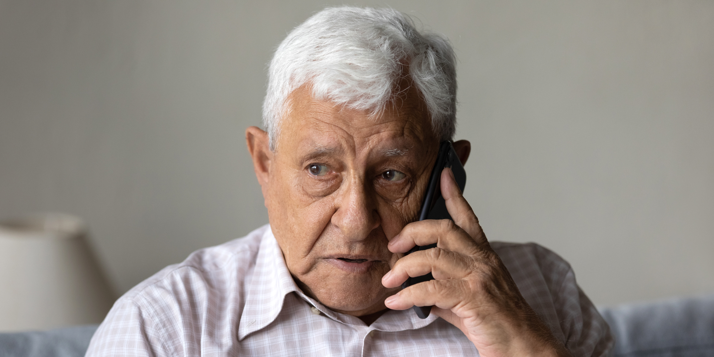 Un hombre mayor hablando por teléfono | Fuente: Shutterstock