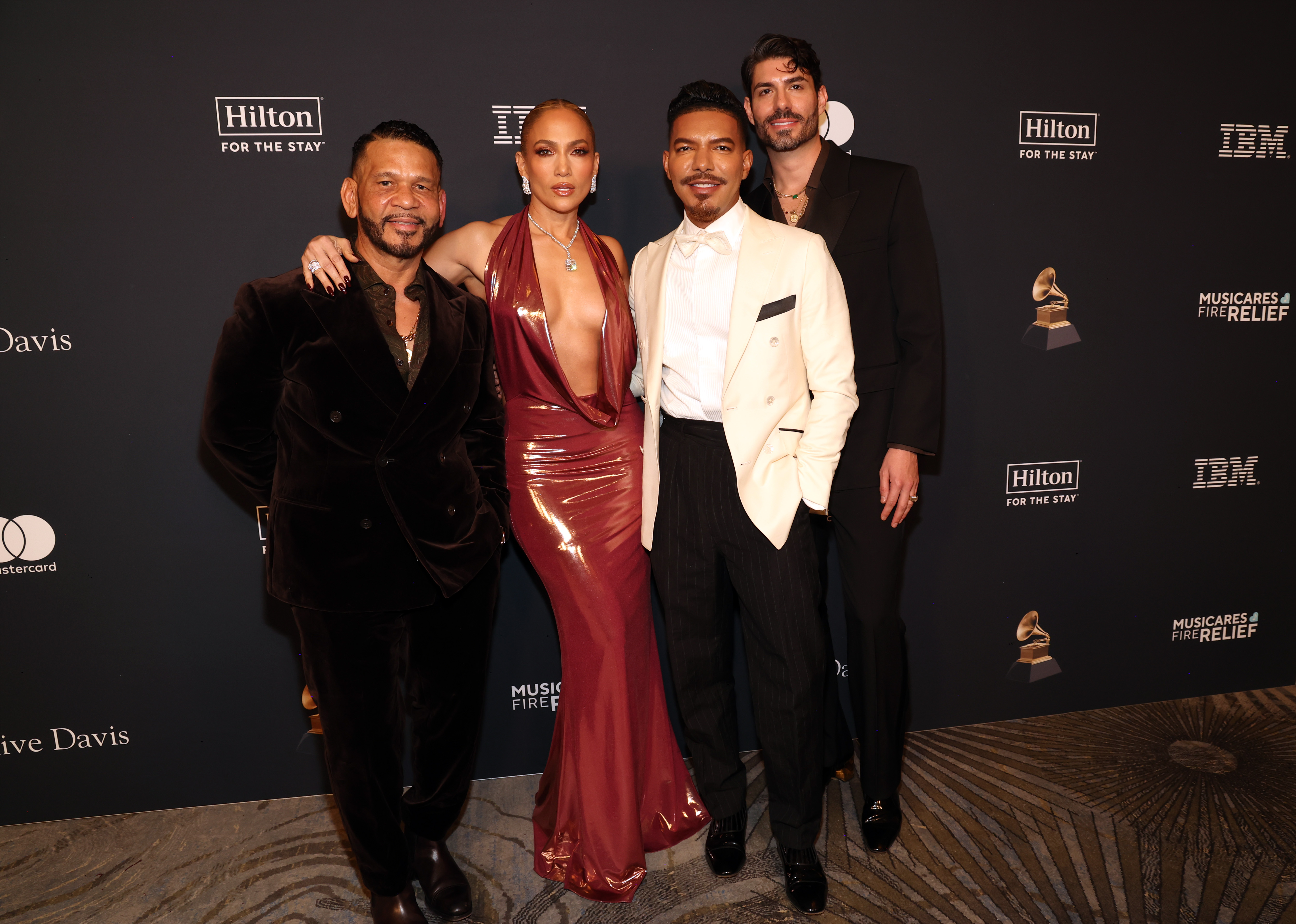 Benny Medina y Jennifer Lopez posando con otros dos asistentes a la 67 Gala Anual Pre-Grammy Awards. | Fuente: Getty Images