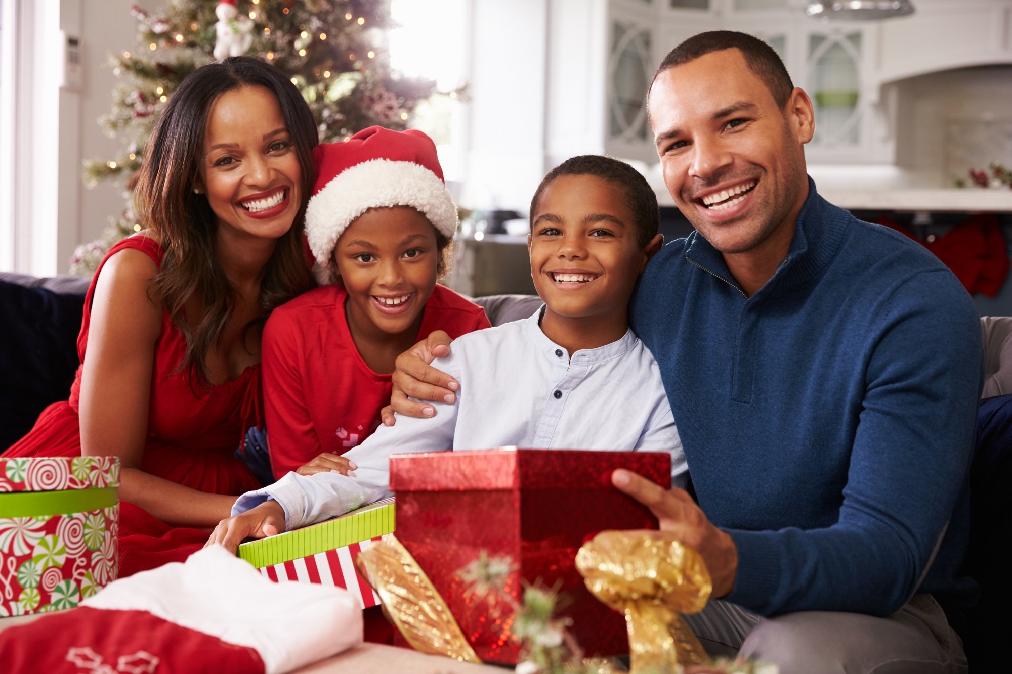 Familia feliz pasando la Navidad juntos. | Foto: Shutterstock