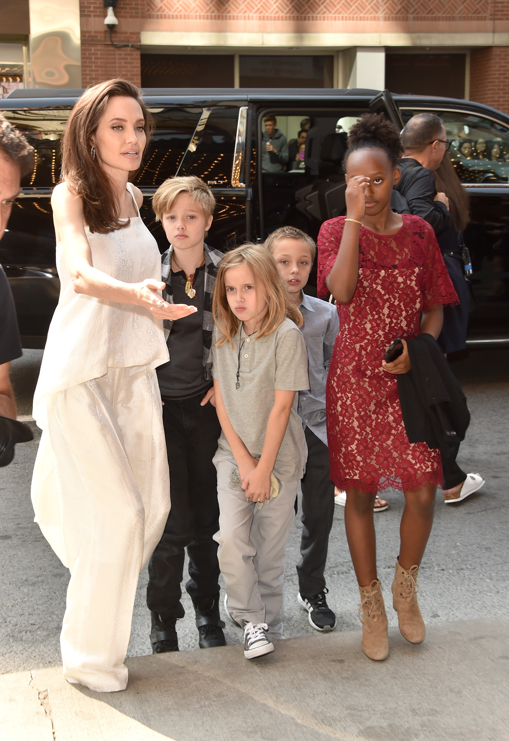 Angelina Jolie con Vivienne, Shiloh y Zahara Jolie, y Knox Jolie-Pitt en el estreno de "The Breadwinner" durante el Festival Internacional de Cine de Toronto 2017 en Toronto, Canadá, el 10 de septiembre de 2017 | Fuente: Getty Images