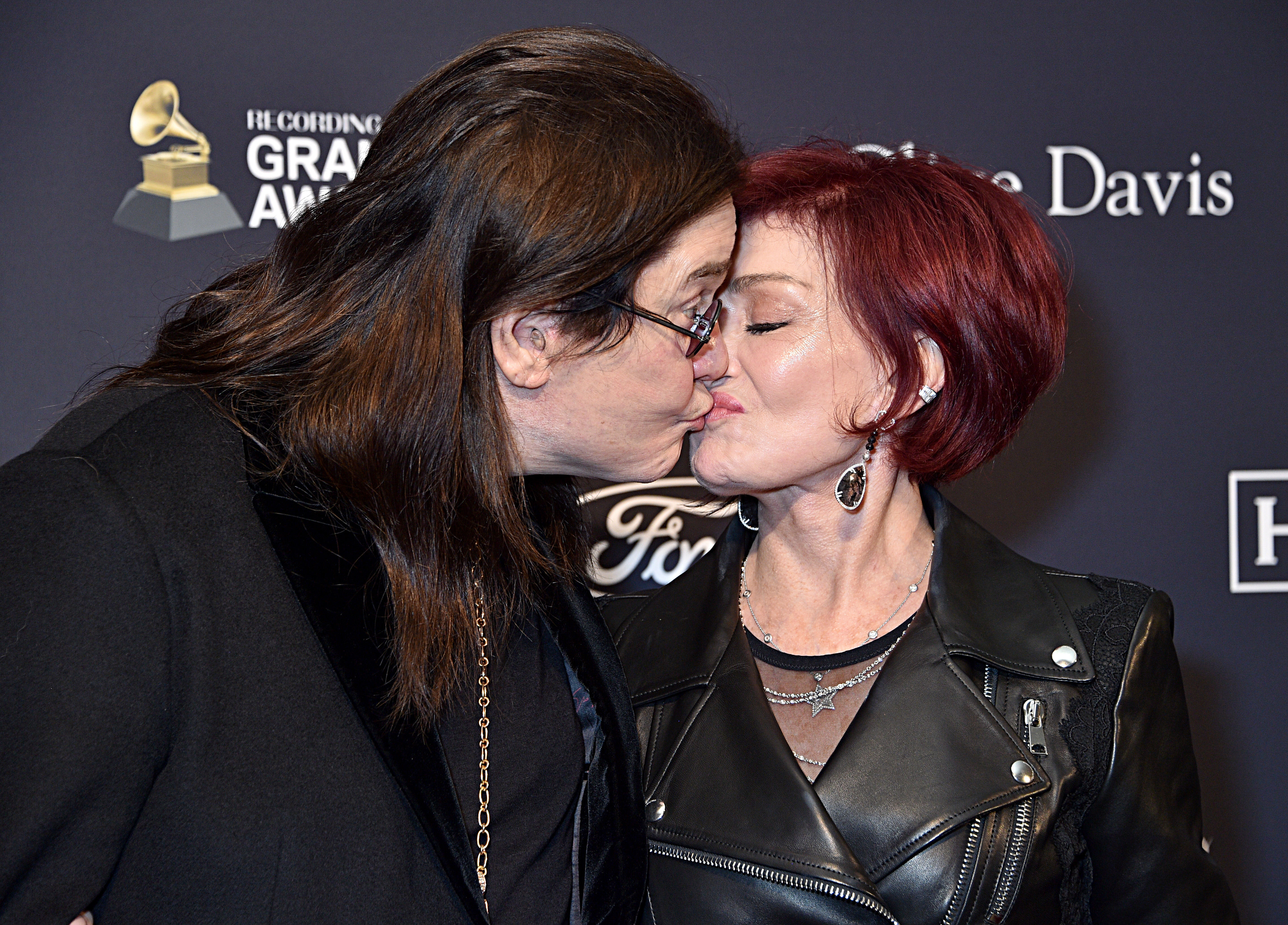 Ozzy Osbourne y Sharon Osbourne asisten a la Gala Pre-Grammy el 25 de enero de 2020 en Beverly Hills, California | Fuente: Getty Images