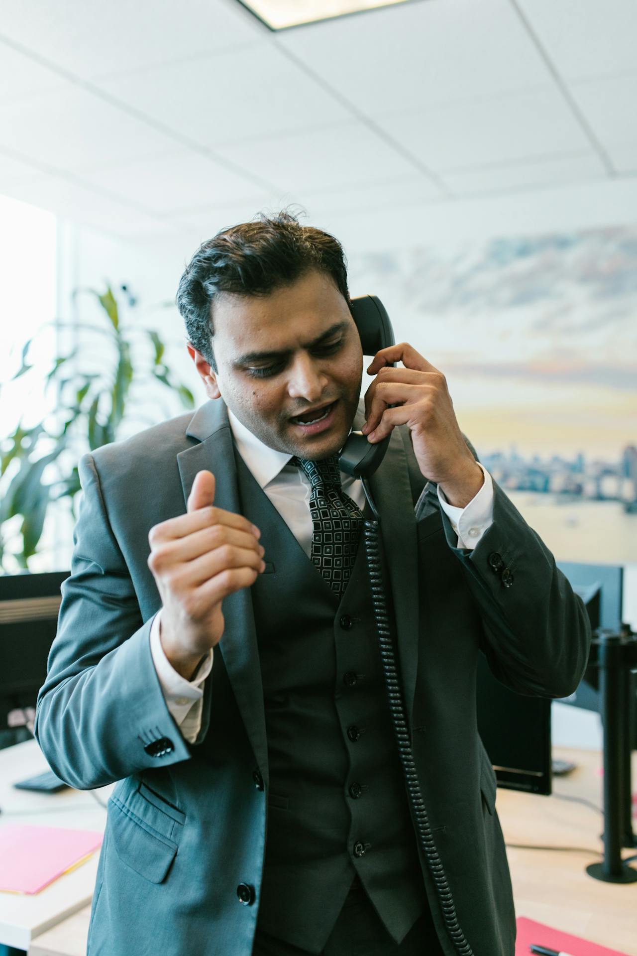 Un uomo che parla al telefono | Fonte: Pexels
