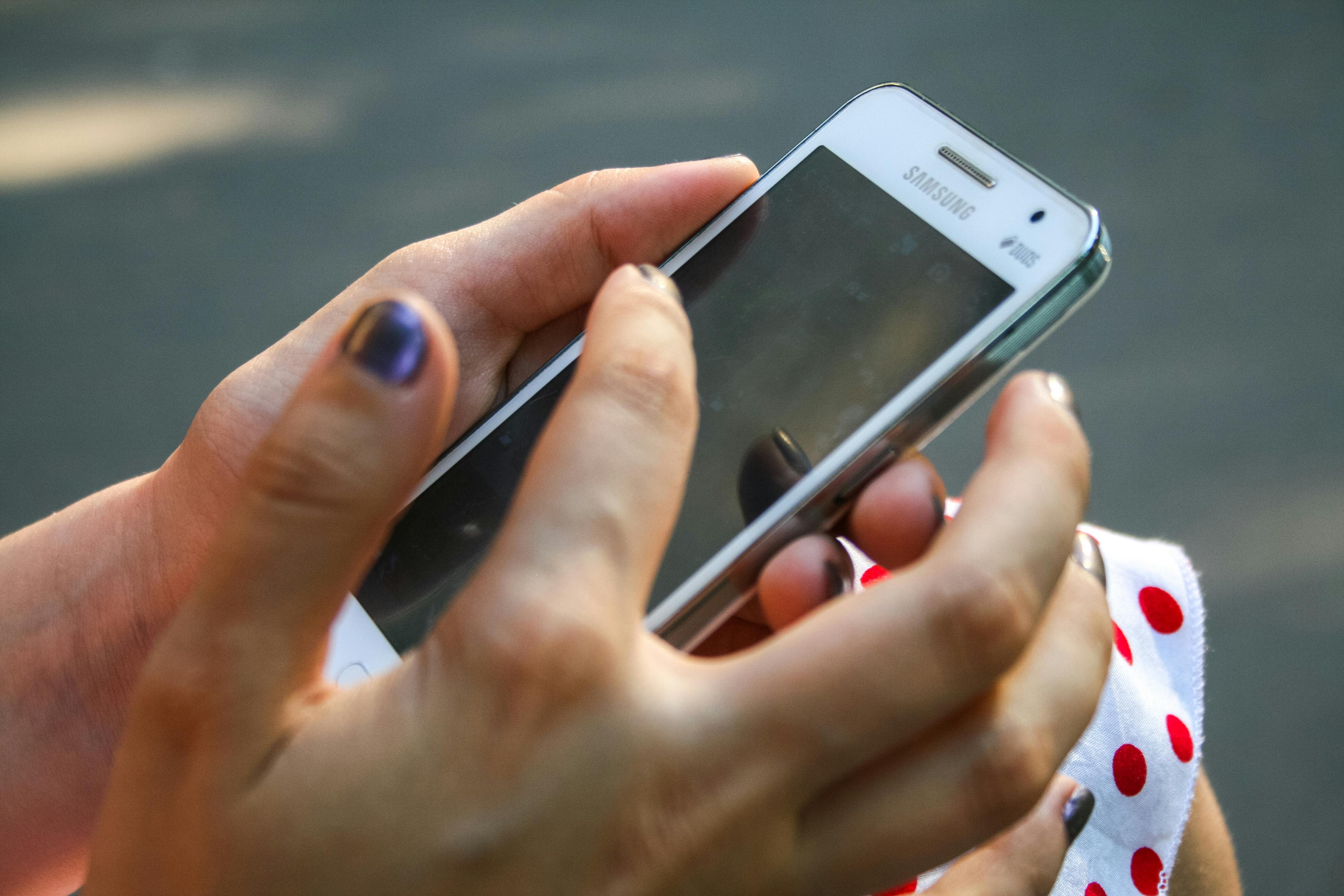 Una mujer utilizando un teléfono inteligente | Fuente: Pexels