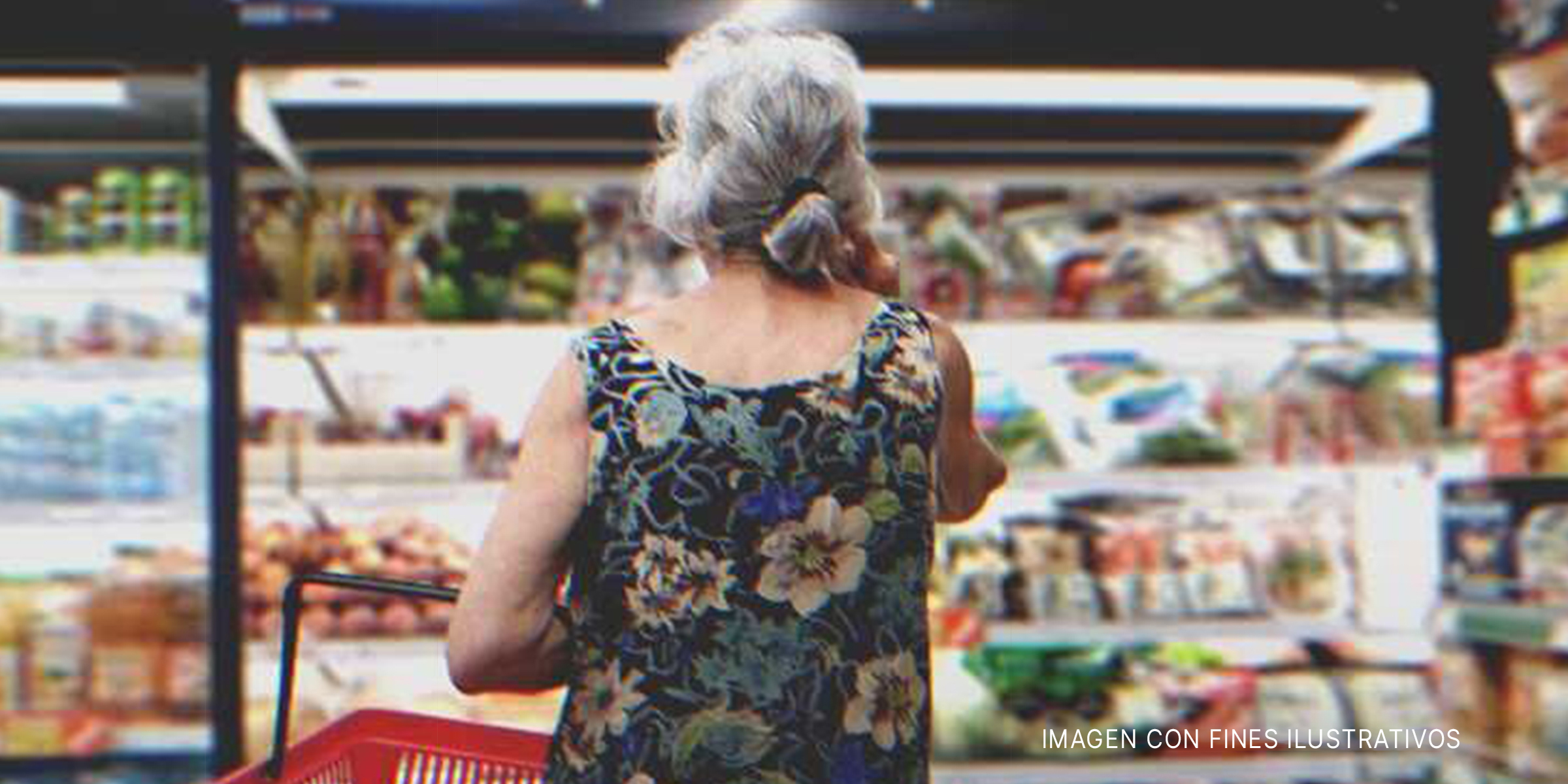 Mujer mayor en una tienda de comestibles. | Foto: Getty Images