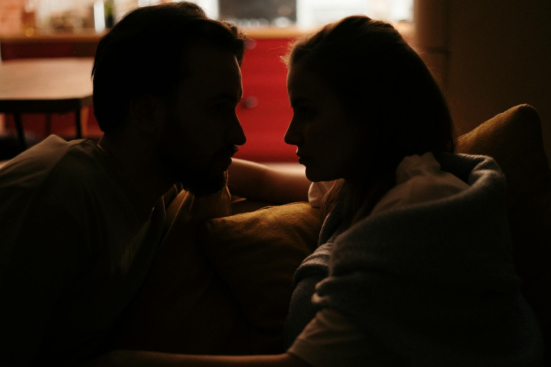 Una pareja mirándose fijamente | Fuente: Pexels