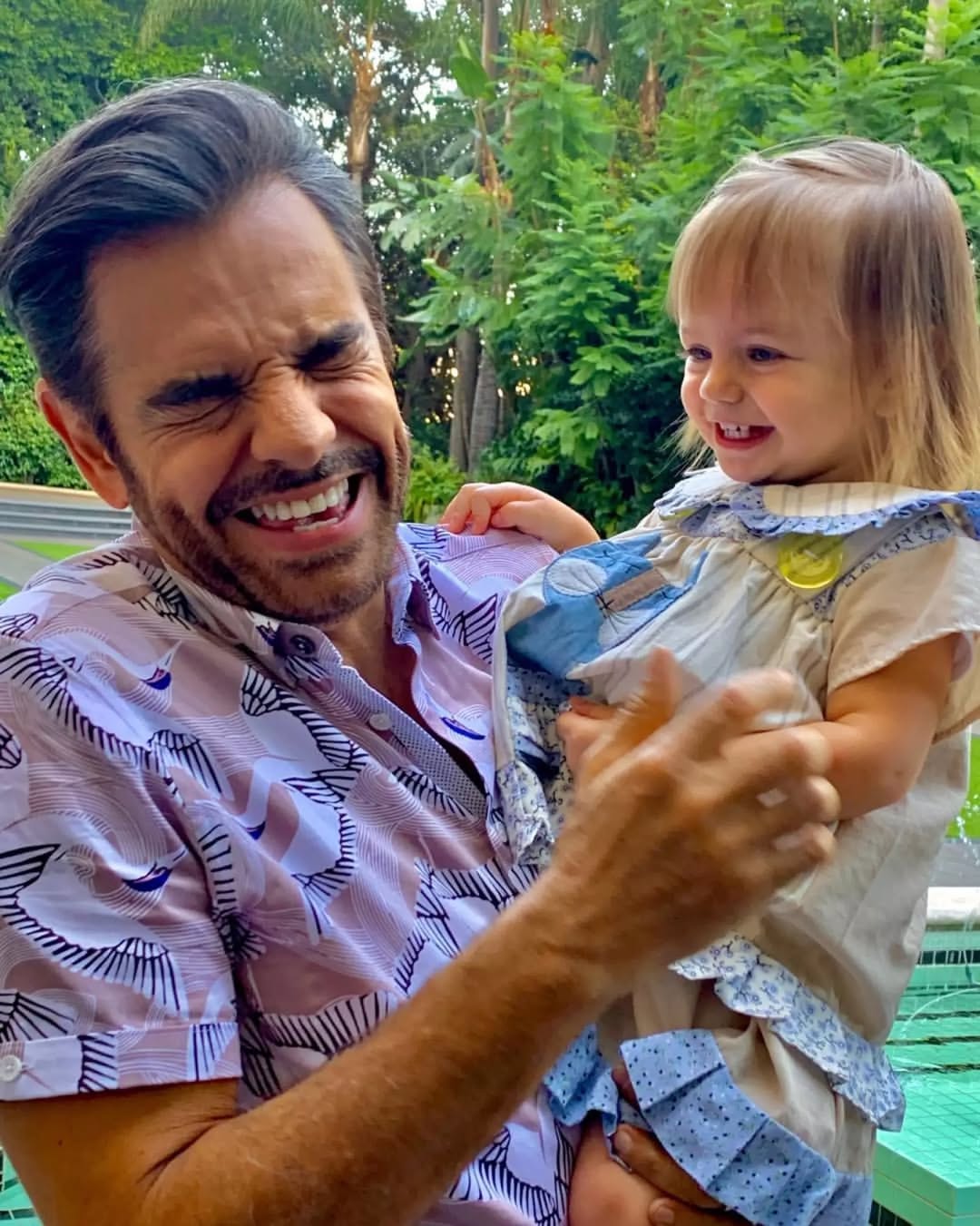 Eugenio Derbez compartiendo junto a su nieta Kailani | Fuente: Instagram/ederbez