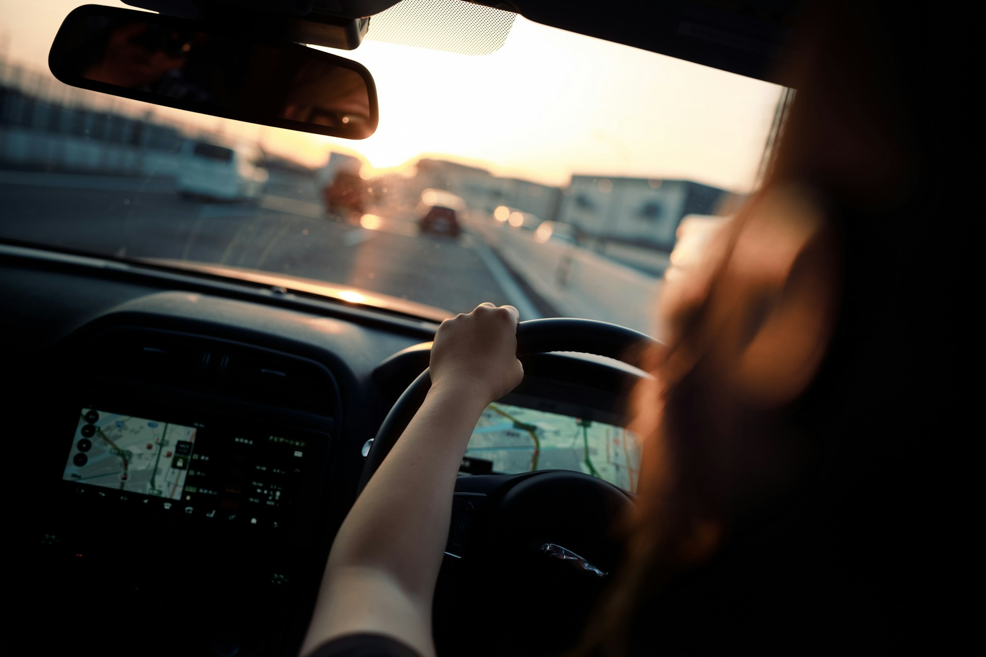 Una mujer conduciendo | Foto: Unsplash