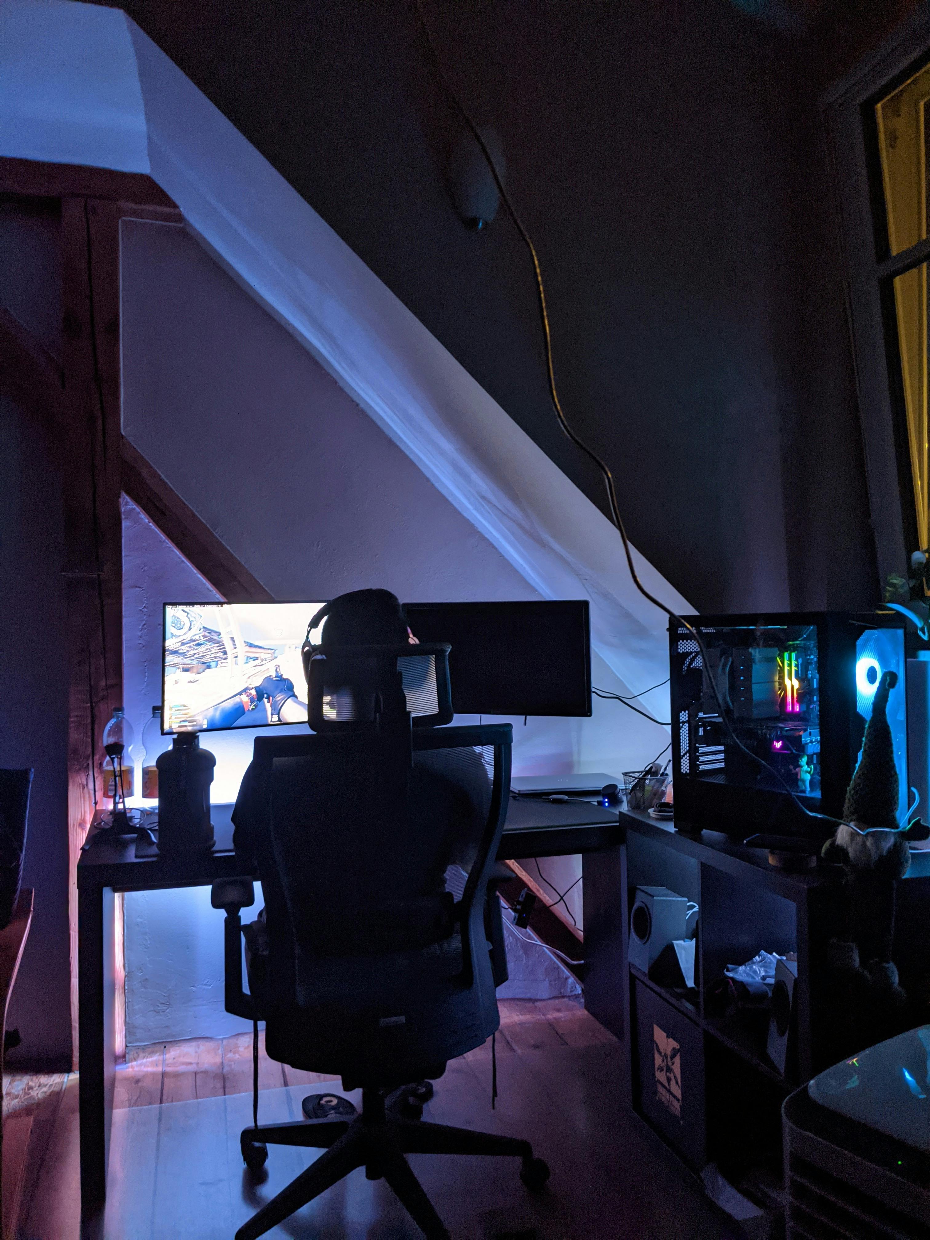 Pesona jugando a un videojuego en una sala de juegos | Foto: Pexels