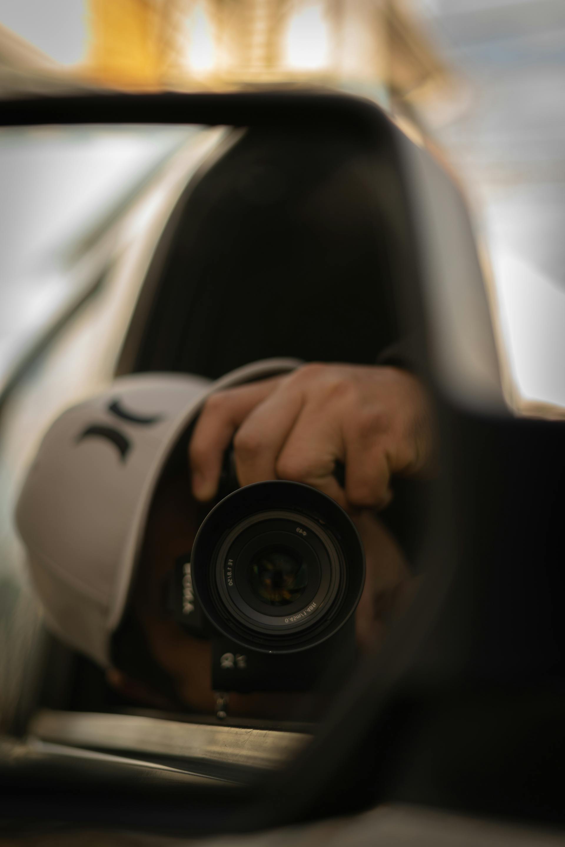 Primer plano de un fotógrafo haciendo fotos | Fuente: Pexels