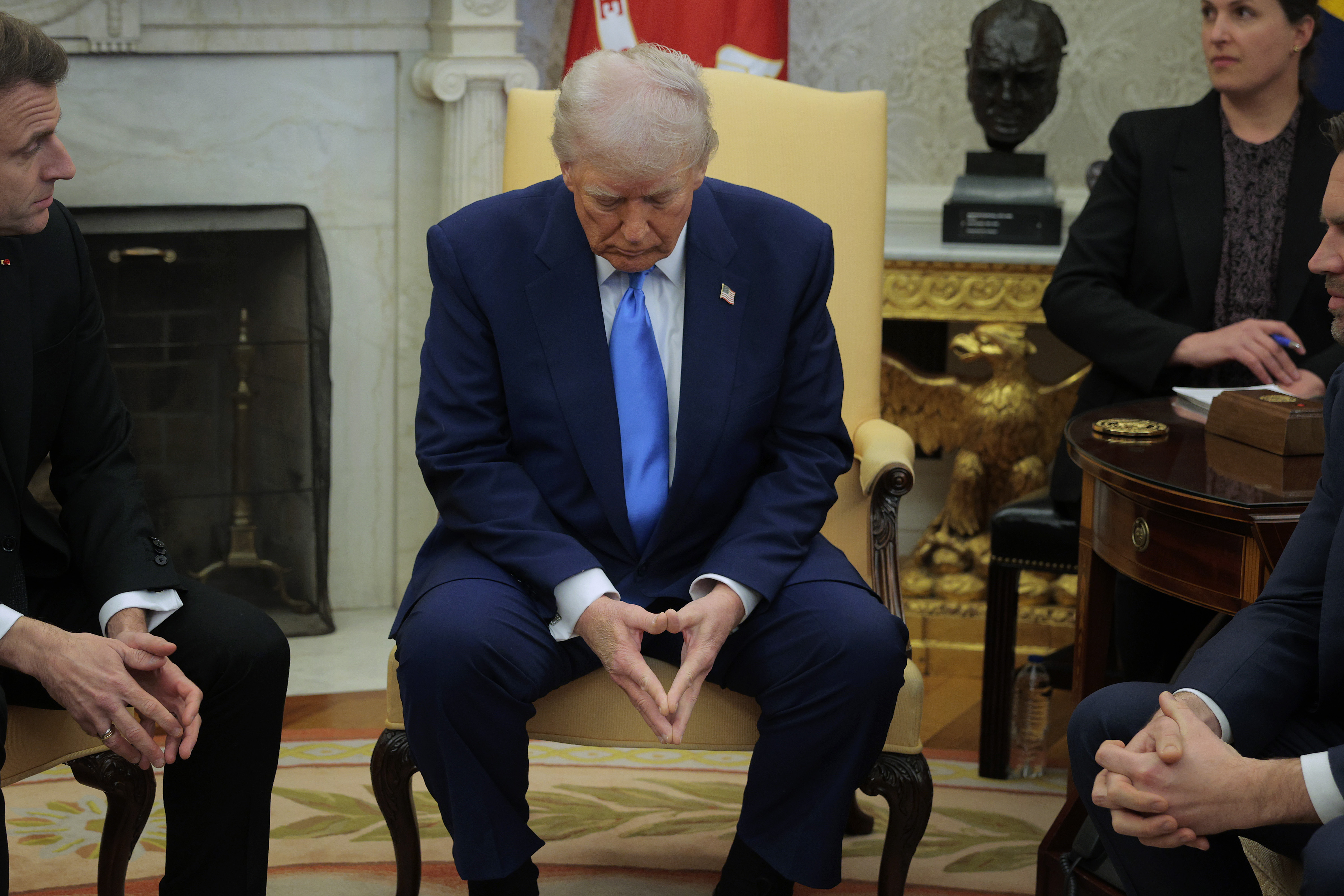 Donald Trump recibe al presidente francés Emmanuel Macron para reunirse en el Despacho Oval de la Casa Blanca en Washington, DC, el 24 de febrero de 2025 | Fuente: Getty Images