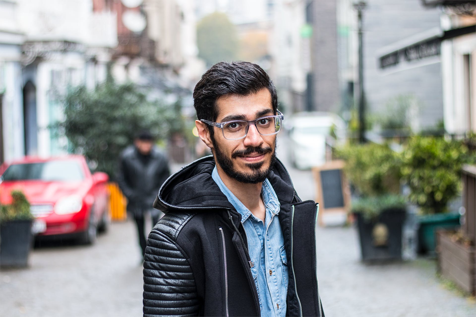 Un hombre con gafas mientras camina por una calle | Foto: Pexels