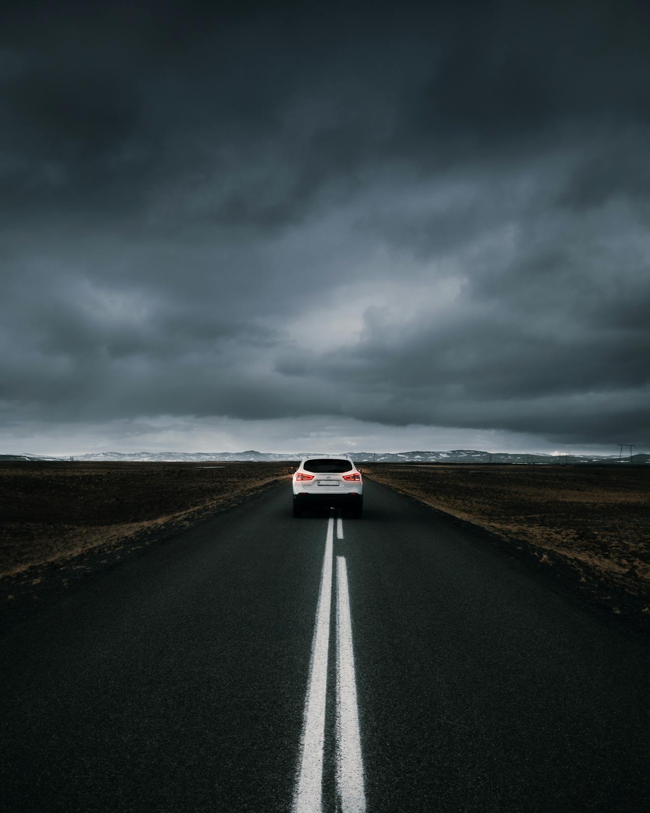 Un automóvil blanco en la carretera | Fuente: Pexels