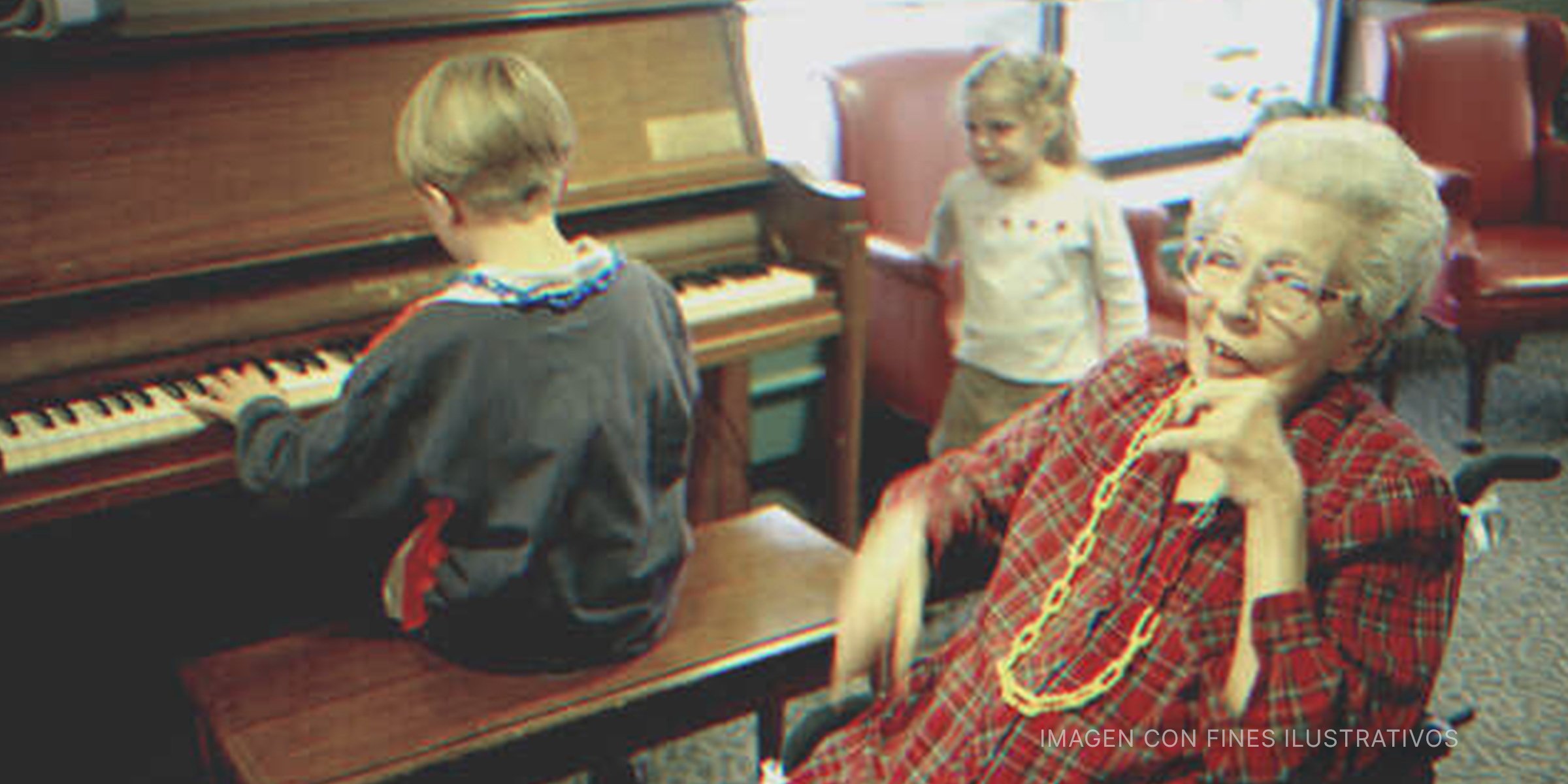 Mujer mayor junto a un niño tocando el piano. | Foto: Getty Images