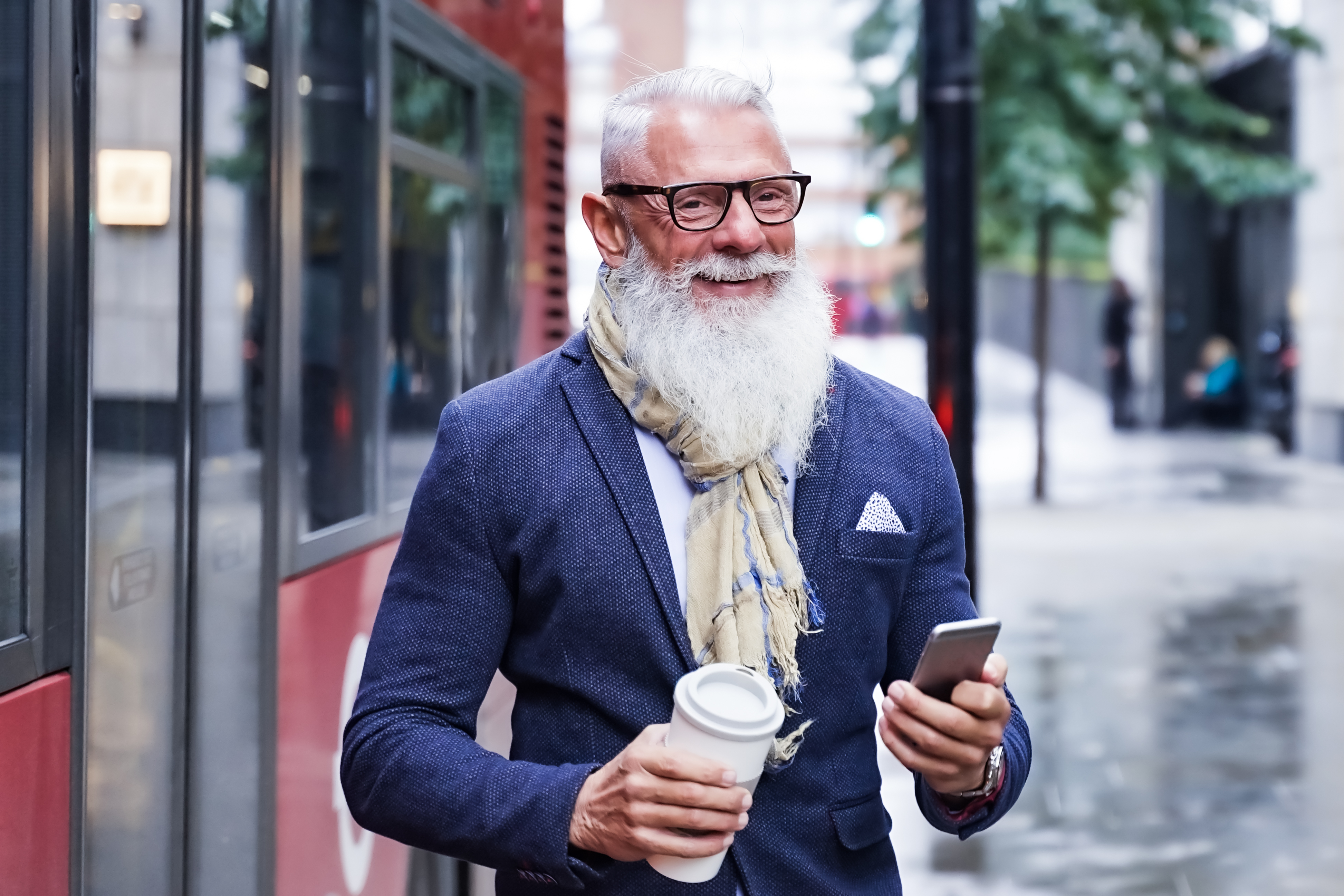 Un hombre mayor caminando por una calle | Fuente: Shutterstock