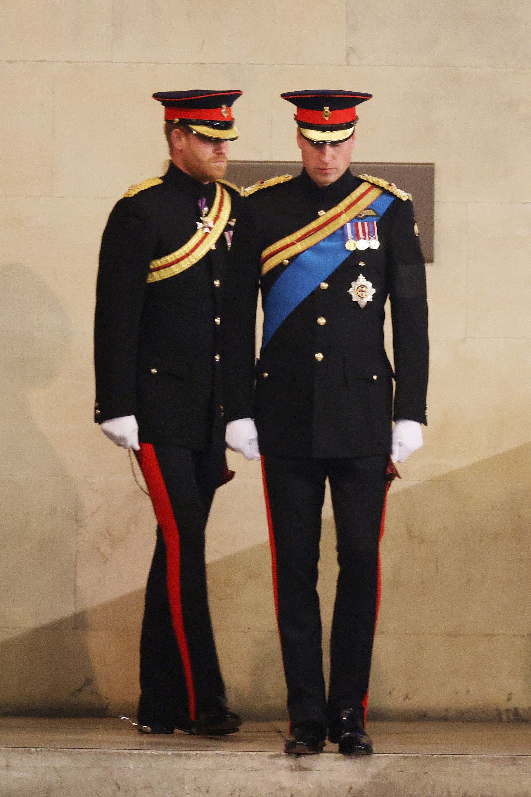 El príncipe William y el príncipe Harry llegando para celebrar una vigilia en honor a la reina Elizabeth II en Westminster Hall, el 17 de septiembre de 2022 en Londres, Inglaterra. | Foto: Getty Images
