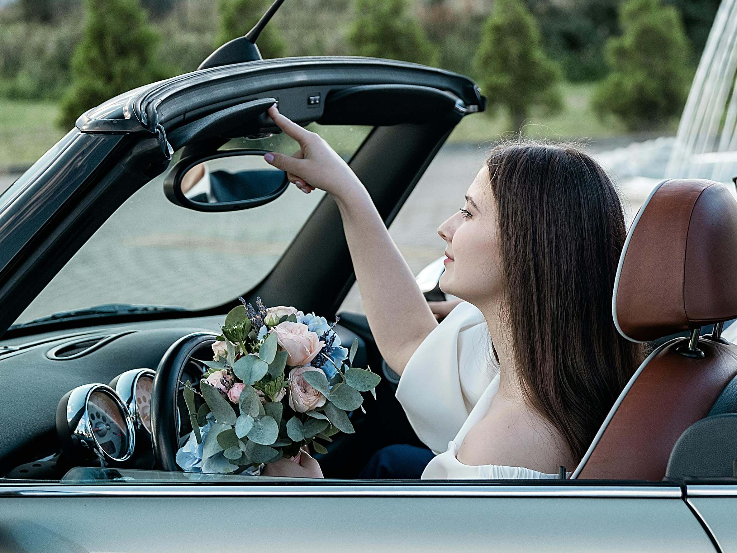 Una novia se marcha en coche tras una ceremonia nupcial | Fuente: Pexels