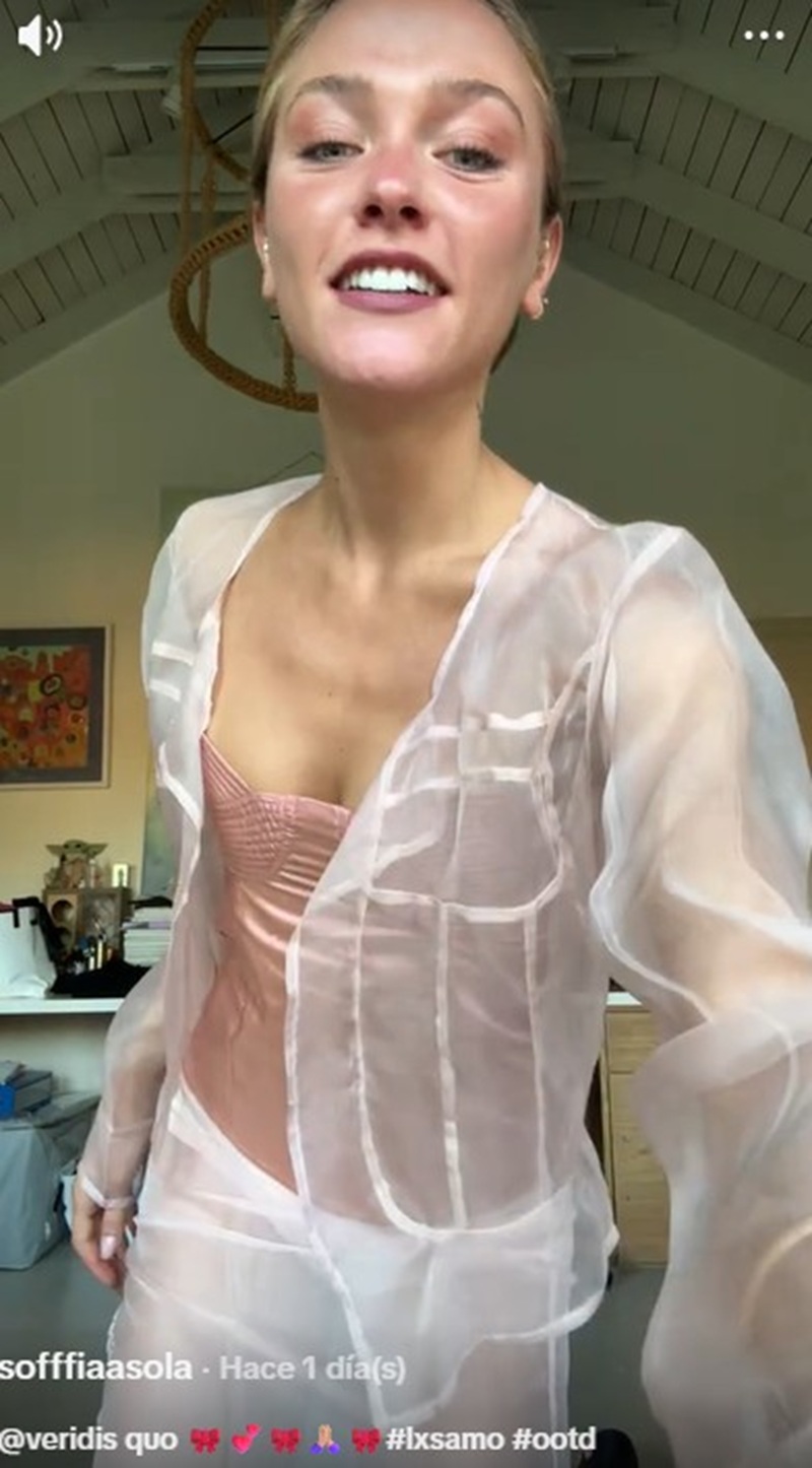 Sofía Sola mostrando su atuendo para asistir a un casamiento | Fuente: TikTok/sofffiaasola
