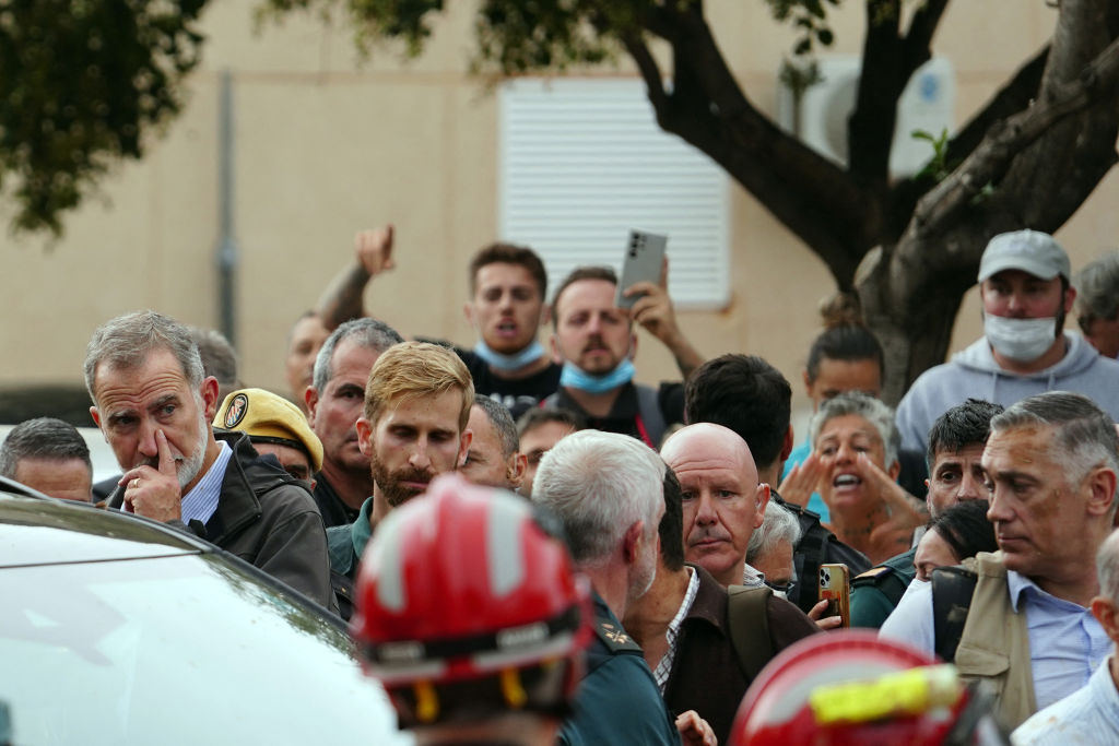 El rey Felipe VI de España es recibido por residentes enojados en Paiporta, Valencia. | Foto: Getty Images