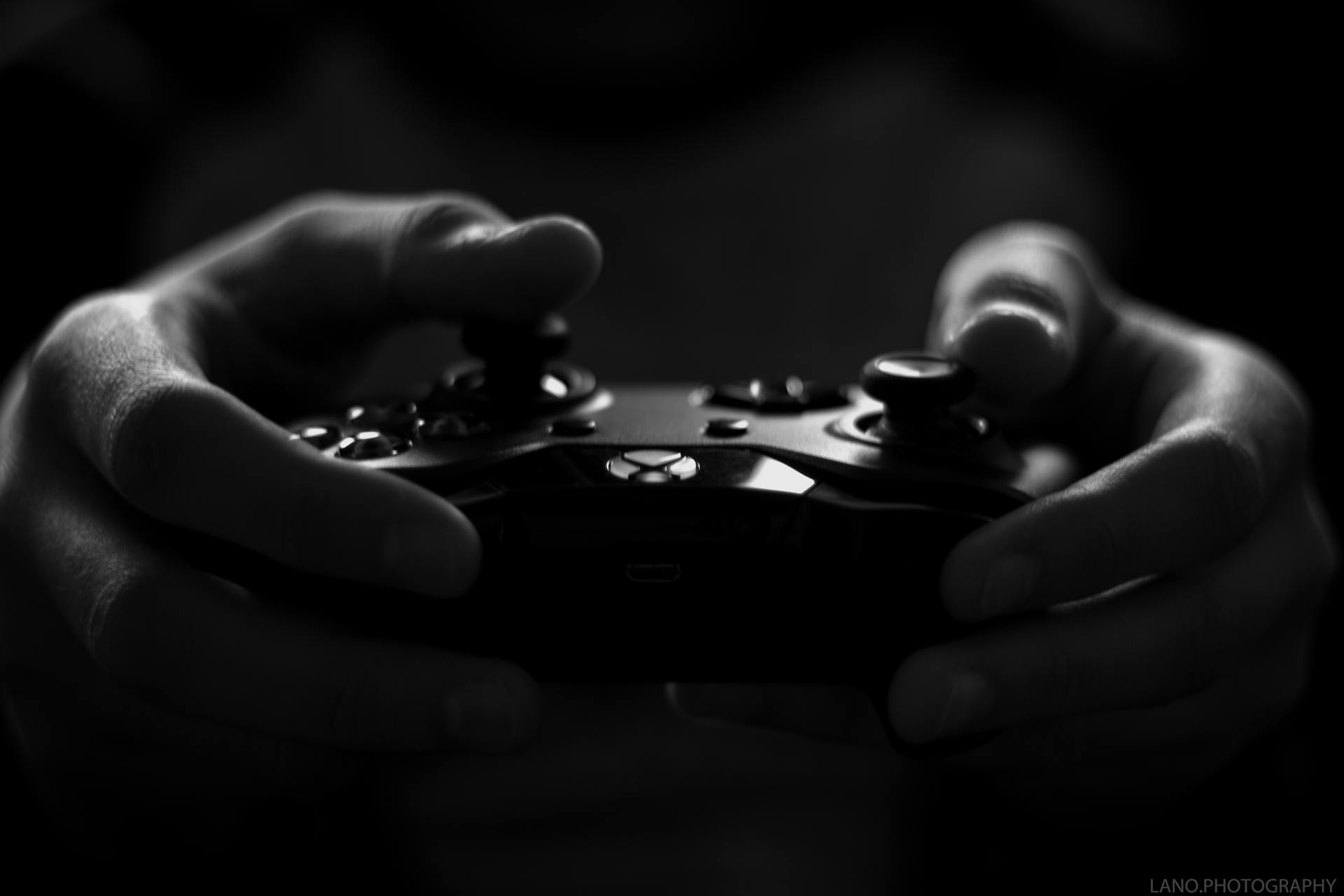 Una persona sujetando un mando de videojuegos | Fuente: Pexels