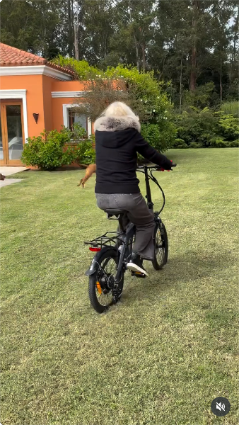 Susana Giménez durante un paseo en bicicleta en el jardín de su mansión junto a sus perritos | Fuente: Instagram/gimenezsuok