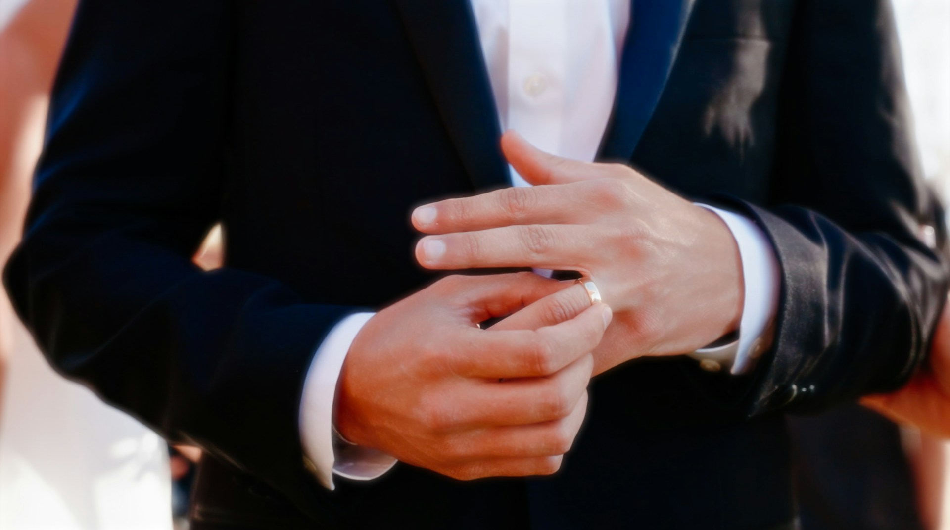 Un hombre quitándose el anillo | Fuente: Unsplash