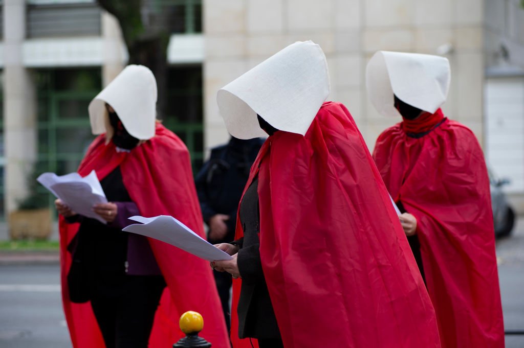 Manifestantes ataviadas con capas rojas y cofia como las "criadas" de 'Handmaid's Tale' en Varsovia, 21 de octubre de 2020. | Foto: Getty Images
