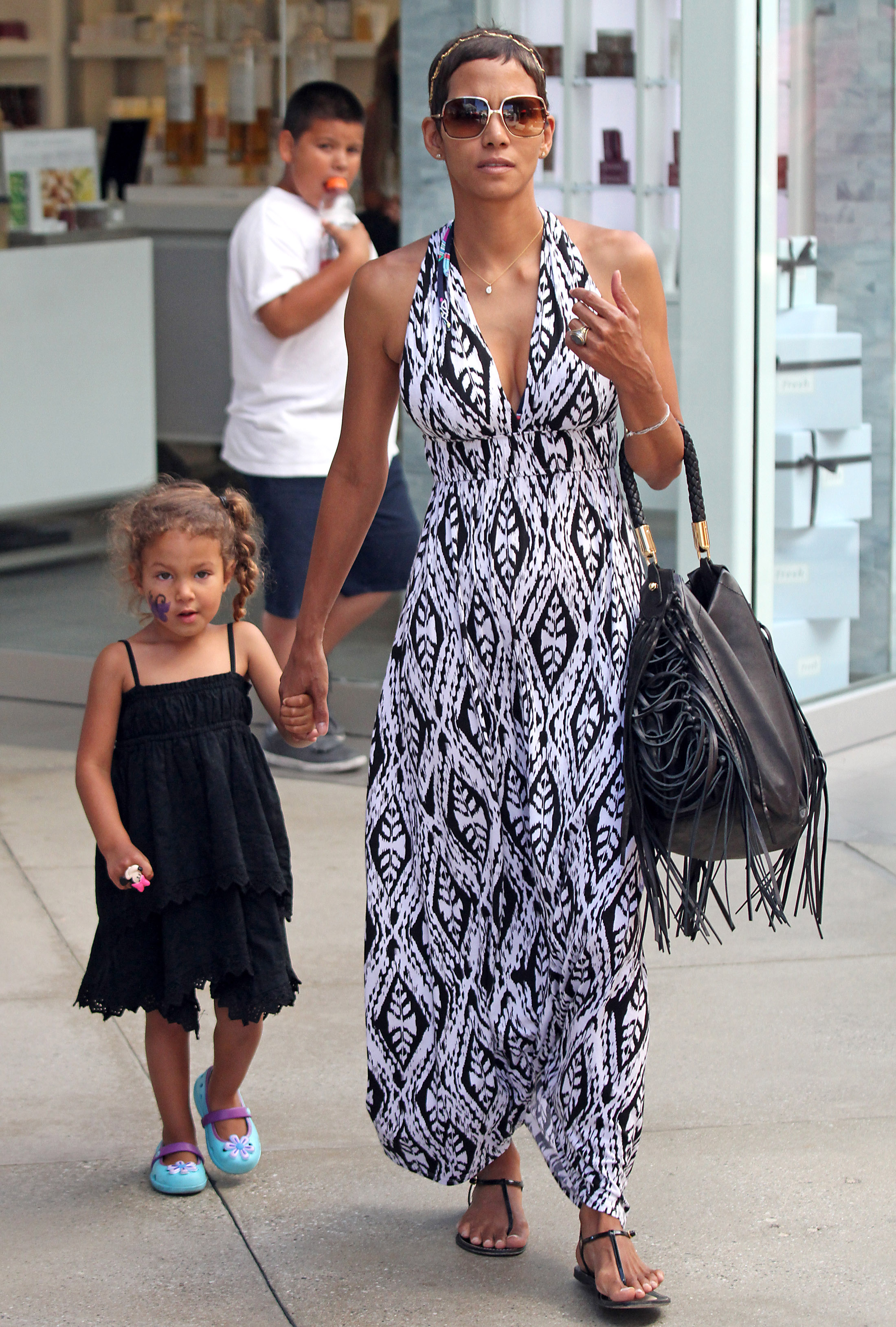 Halle Berry y su hija Nahla Aubry aparecen de compras el 26 de julio de 2011 | Fuente: Getty Images