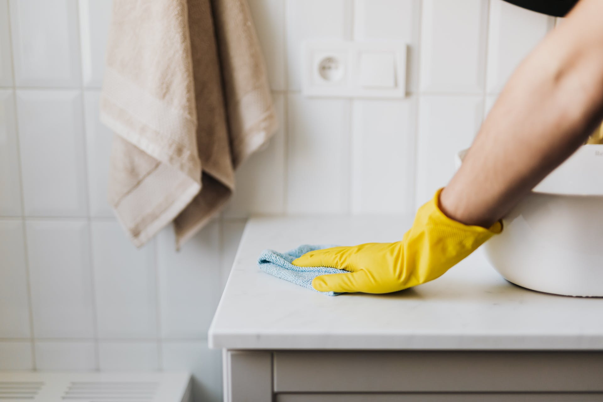 Persona limpiando el baño | Foto: Pexels