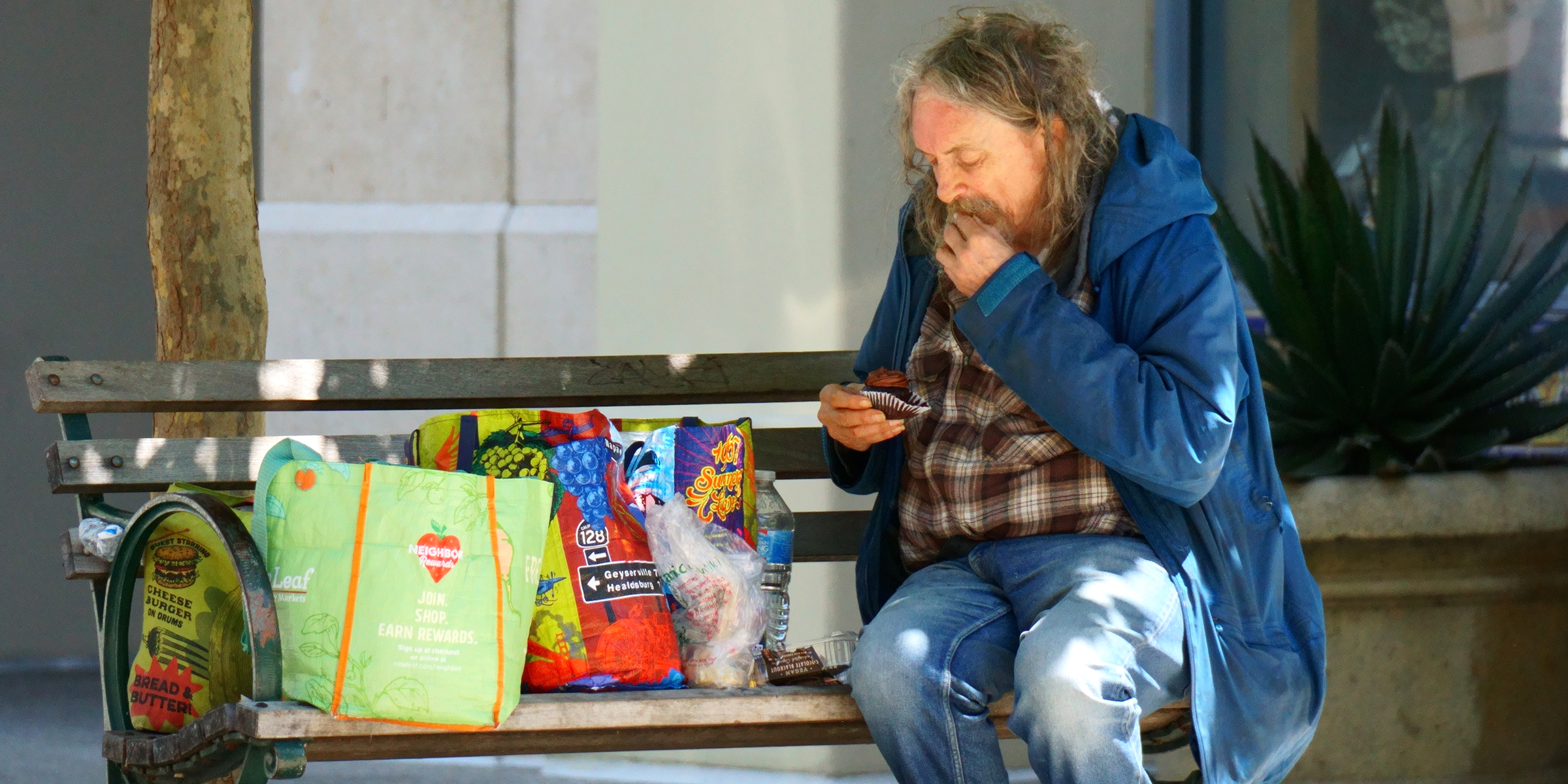 Un vagabundo comiendo comida | Fuente: Shutterstock