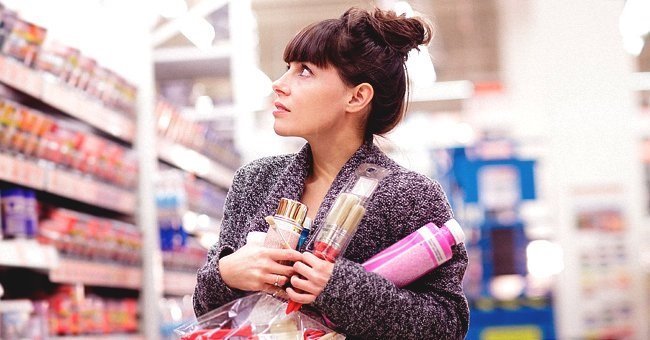 Una mujer de compras en una tienda. |  Foto: Shutterstock