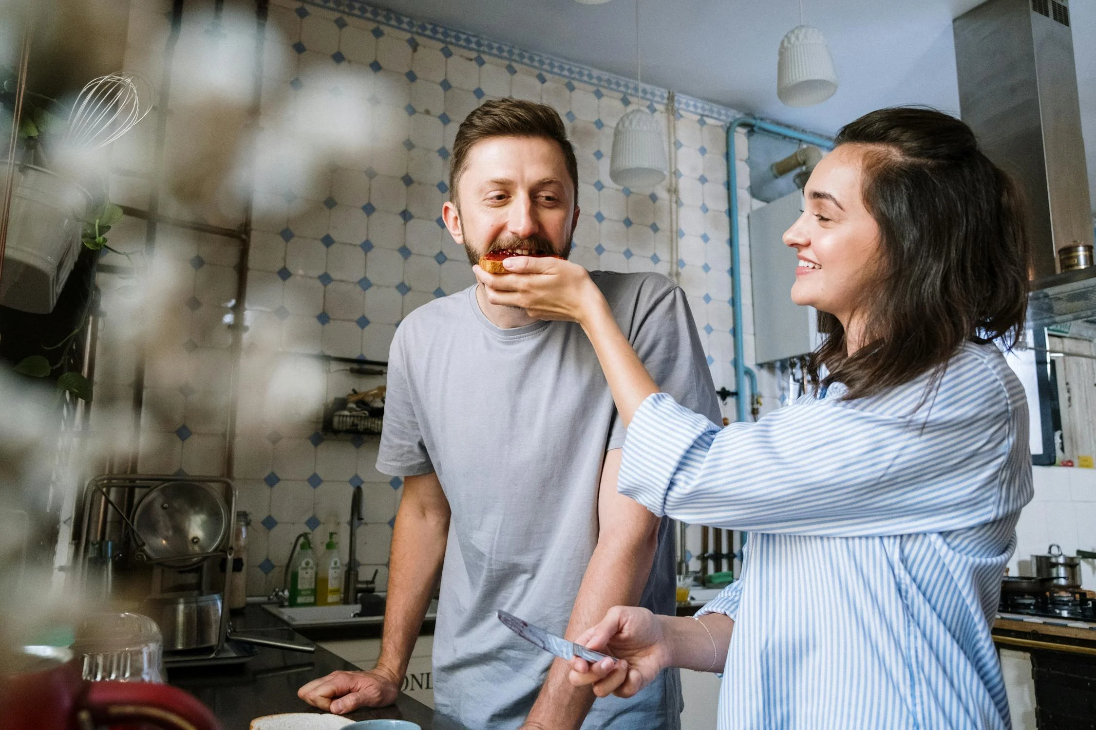 Una pareja feliz desayunando | Fuente: Pexels