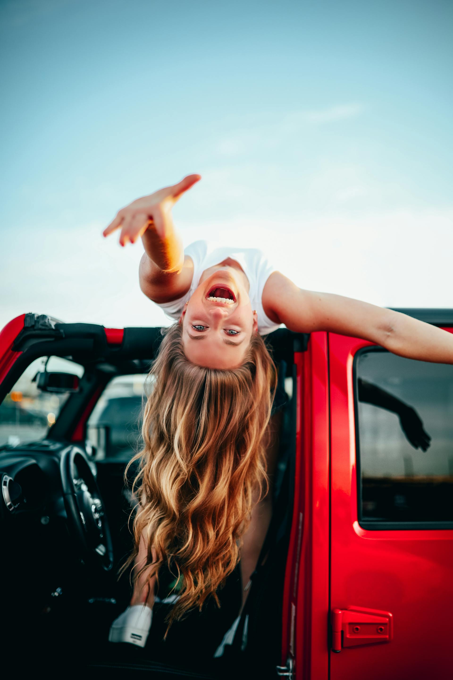 Una chica feliz en un automóvil | Fuente: Pexels