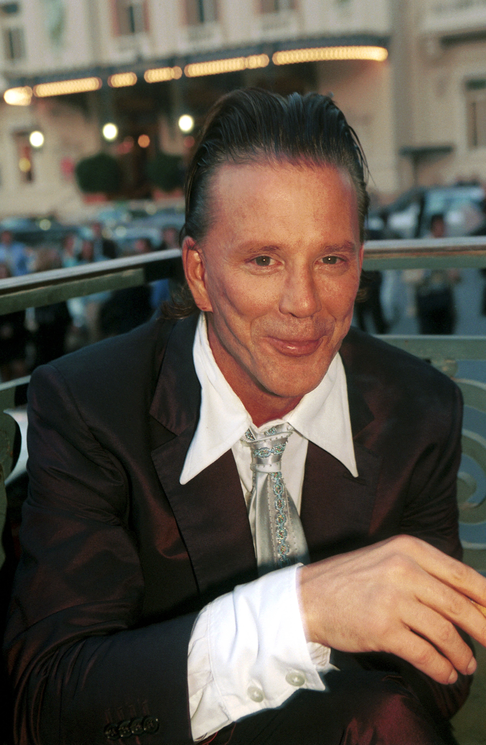 Mickey Rourke en la gala de la fundación para niños con Alberto de Mónaco, el 5 de mayo de 1998 en la ciudad de Mónaco, Mónaco. | Fuente: Getty Images