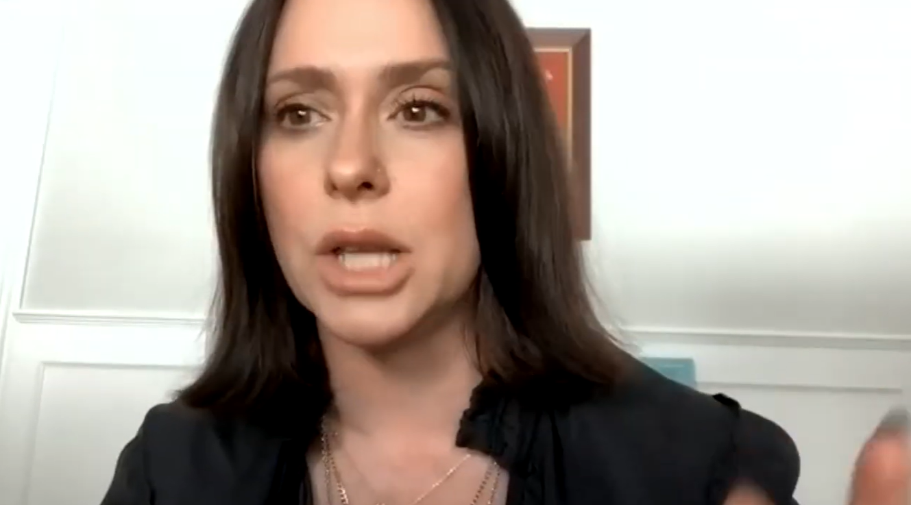 Jennifer Love Hewitt cuenta las críticas que recibió por los filtros de las redes sociales durante su entrevista en el programa «Inside of You with Michael Rosenbaum». | Fuente: YouTube/Inside of You with Michael Rosenbaum