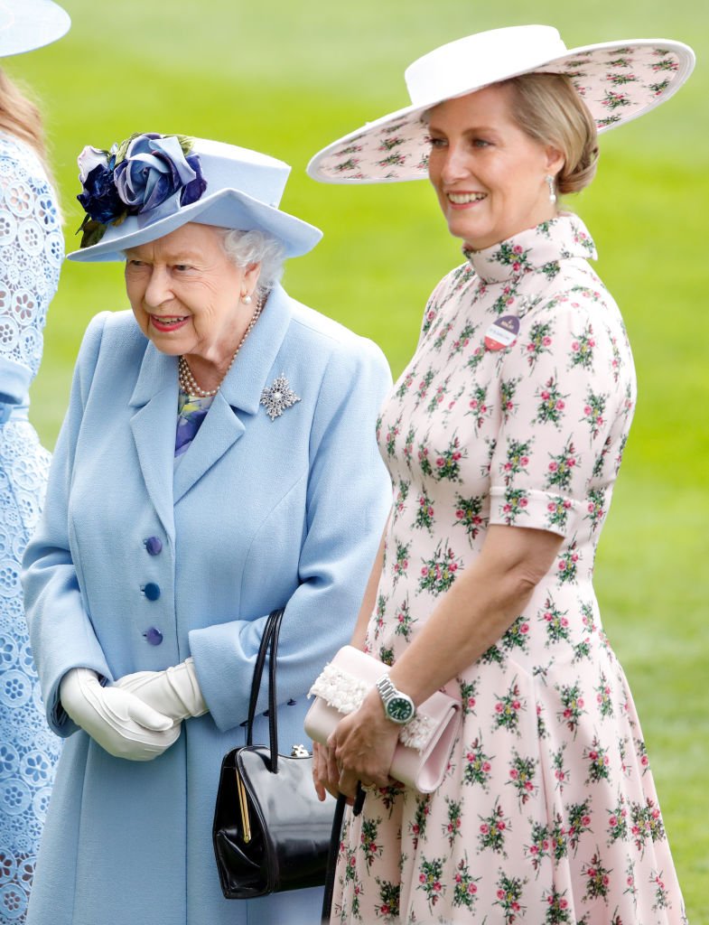 La reina Elizabeth II y Sophie, condesa de Wessex, en el hipódromo de Ascot el 18 de junio de 2019 en Ascot, Inglaterra. | Foto: Getty Images